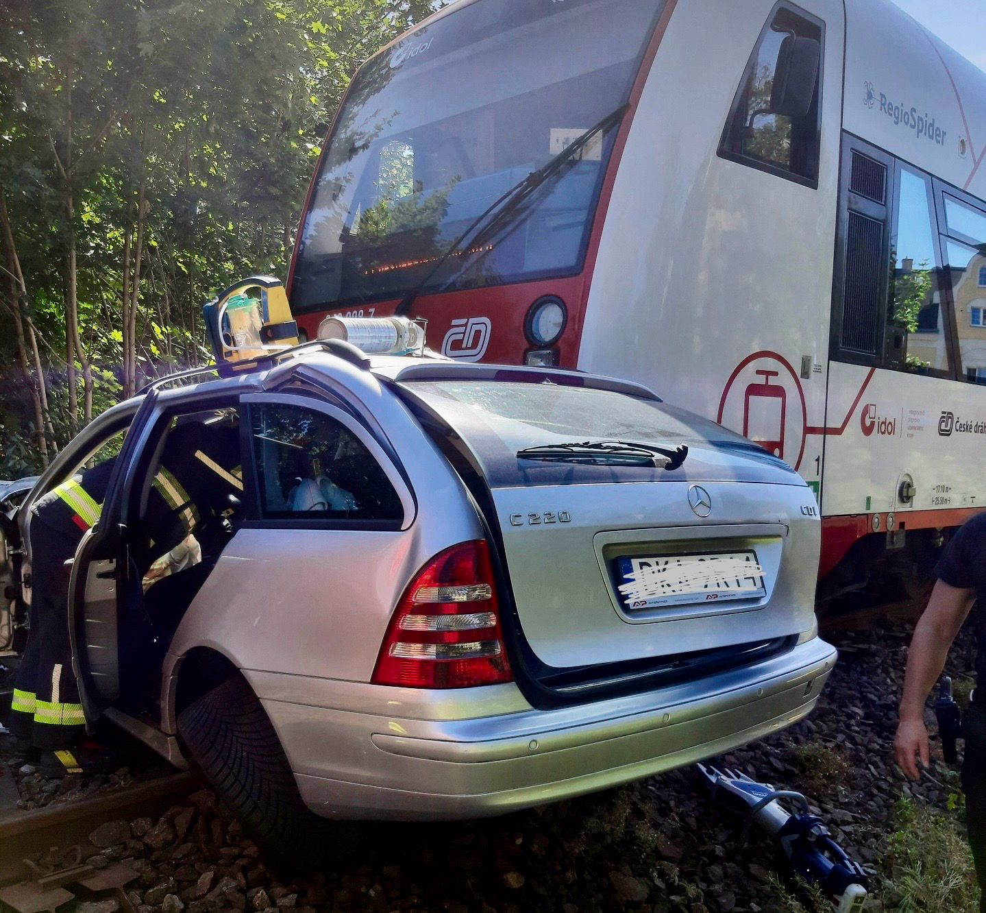 V Jablonci nad Nisou se střetl vlak s autem, dvě ženy utrpěly těžké zranění