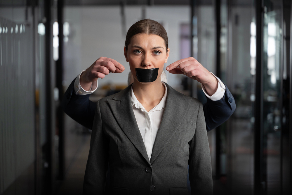 Stop umlčování kritiků: návrh zákona zavádí sankce za zneužívající žaloby