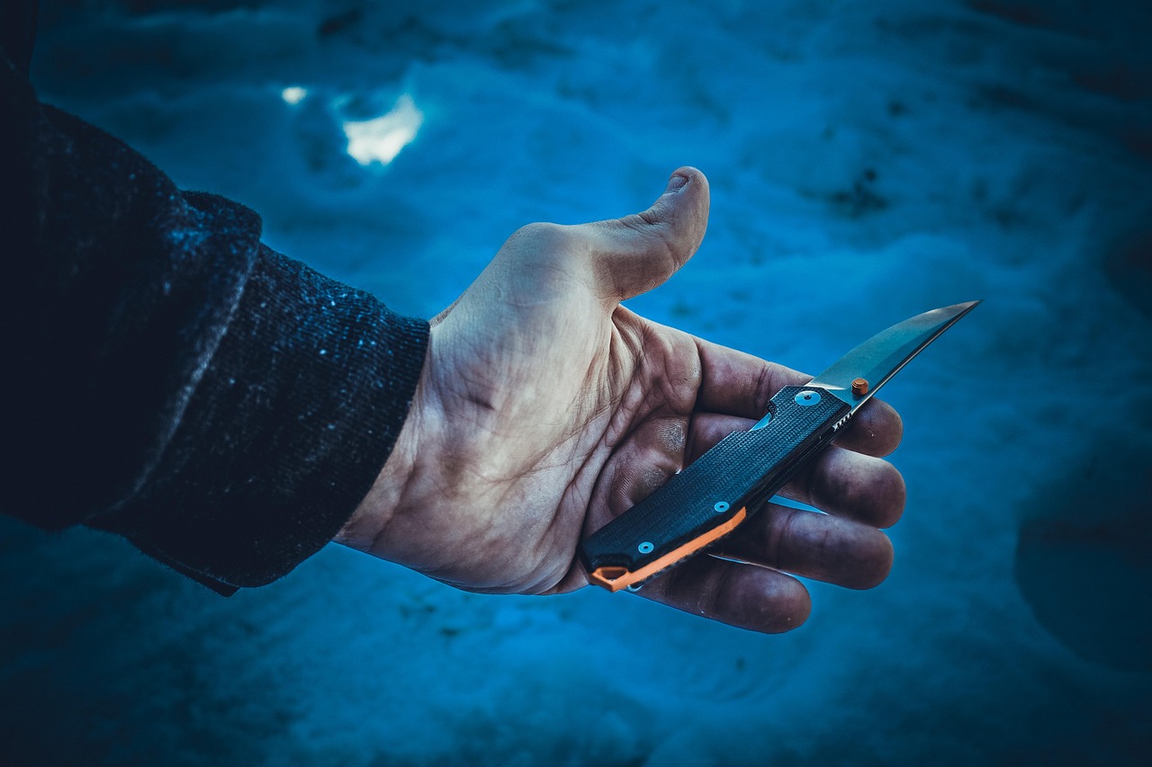 Policie vyšetřují pobodání muže v Mostě, podezřelého z útoku zadržela