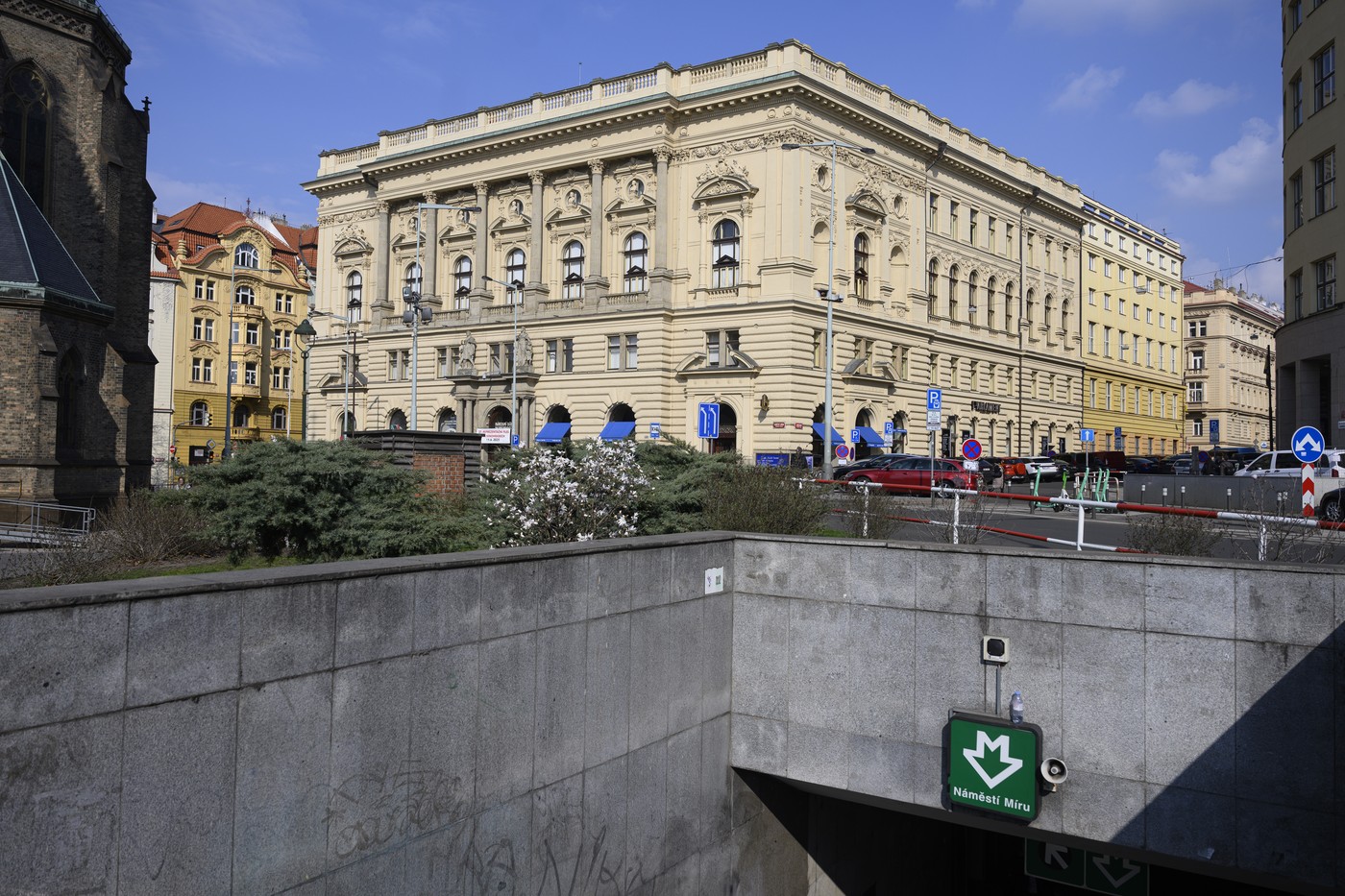 Národní dům na Vinohradech slouží pro pořádání plesů a dalších společenských akcí