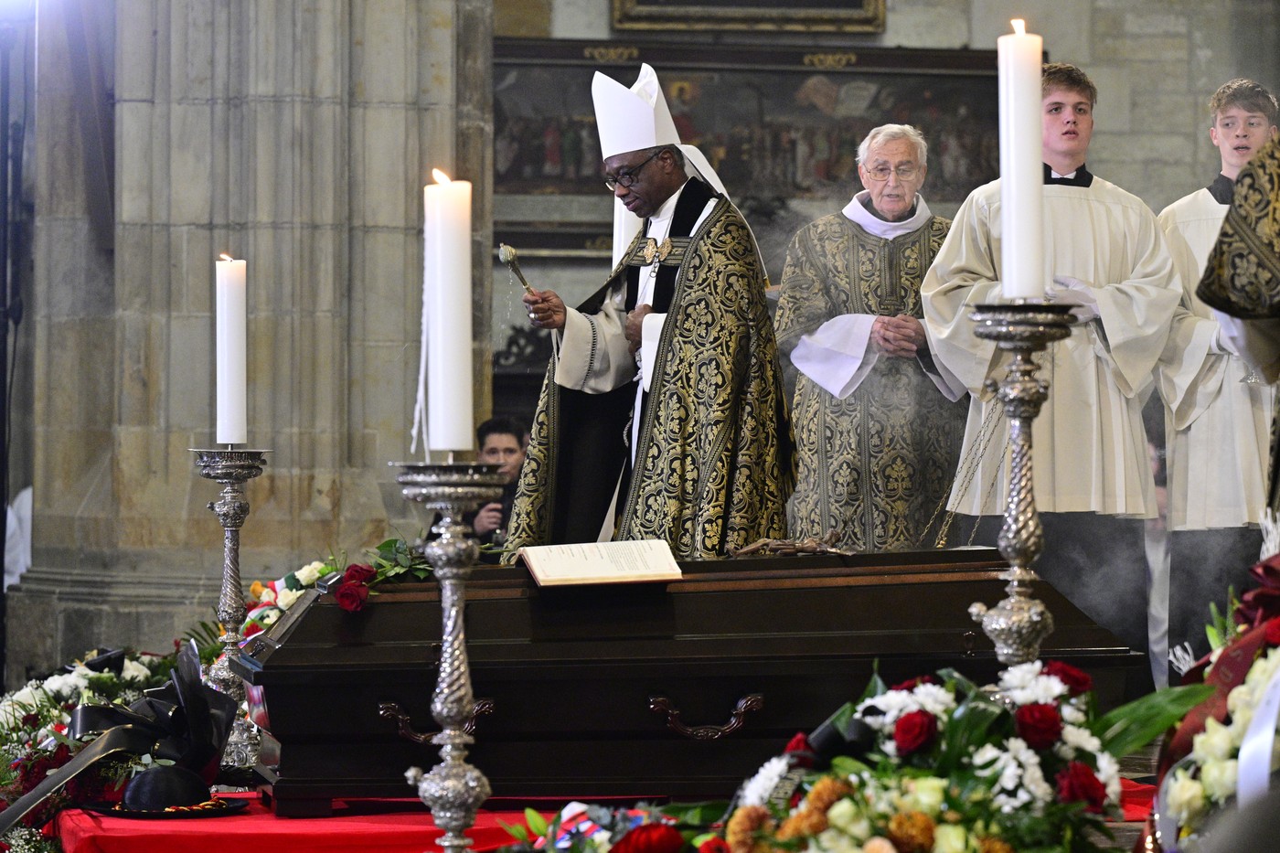V chrámu sv. Víta se duchovní, věřící i politici rozloučili s kardinálem Dukou