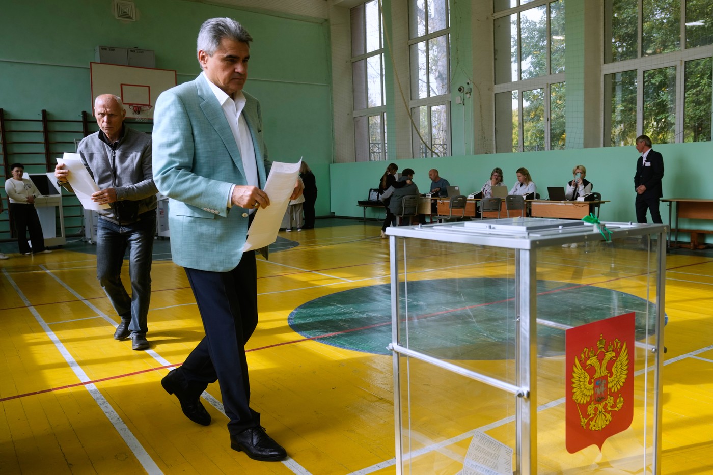 Na okupovaných územích tlačí Rusko lidi k účasti ve volbách. Hlasování hlídají ozbrojení vojáci
