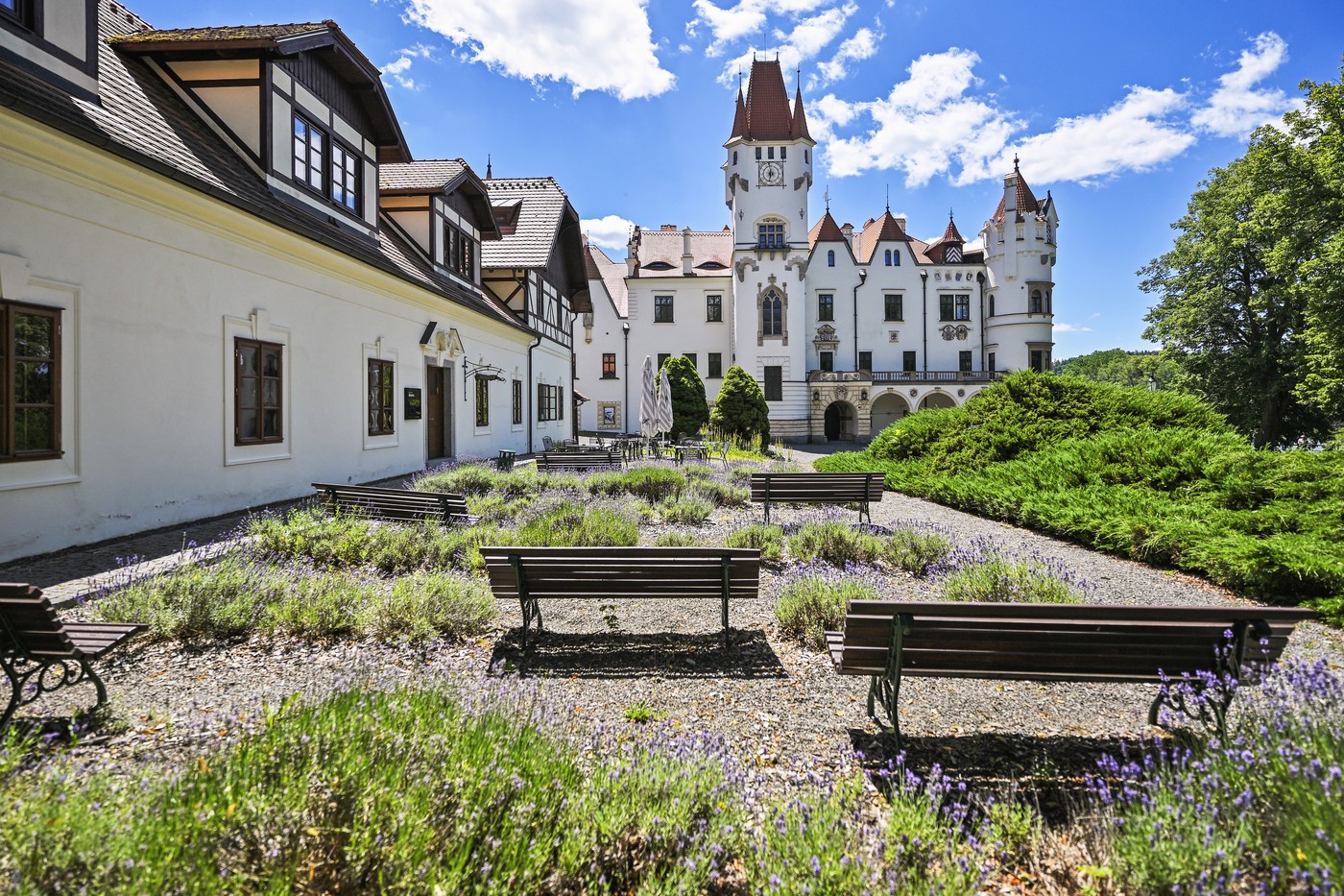 Za romantikou a historií do Žinkov: Největší soukromý zámek v ČR nabízí prohlídky dvou pater