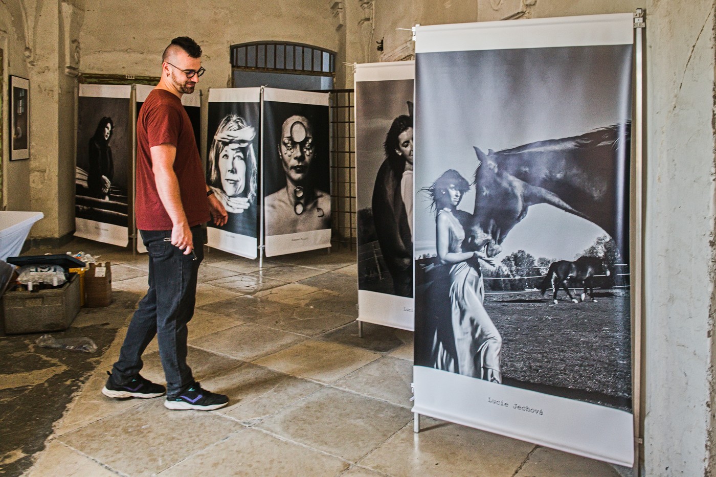Znojemský Loucký klášter zaplnilo 3000 fotografií. Začal druhý ročník Photo Art Festu