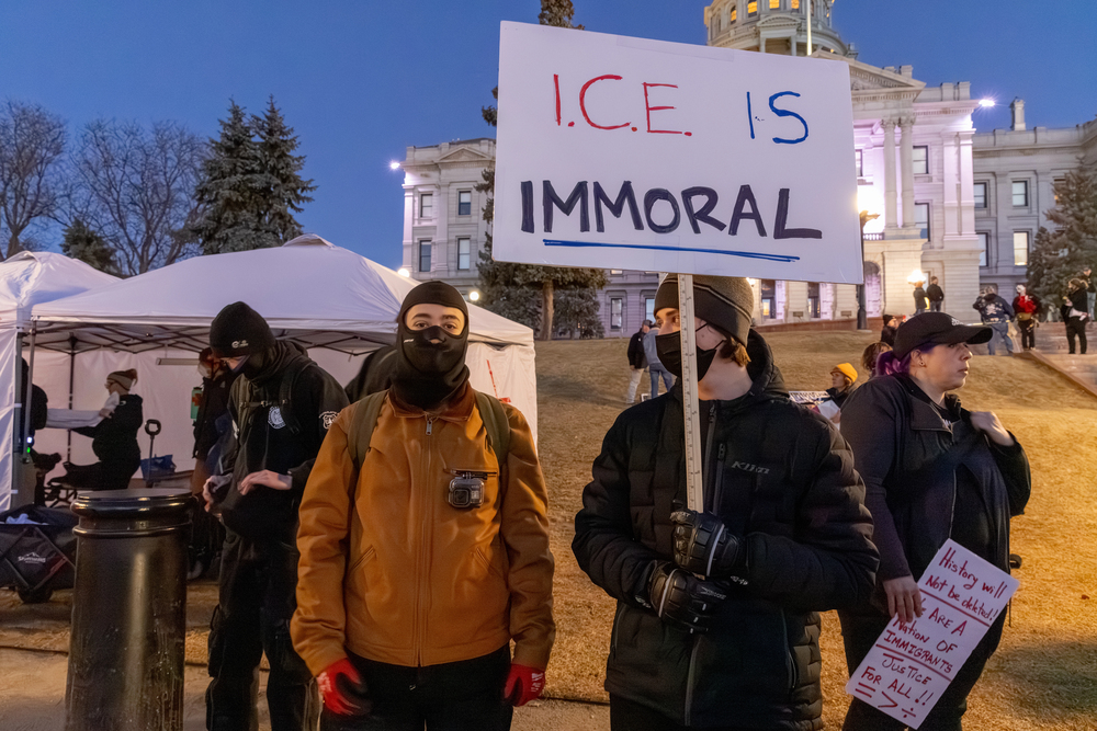 Trumpova imigrační politika pod palbou kritiky. Agenti ICE postřelili muže před pětiletým dítětem
