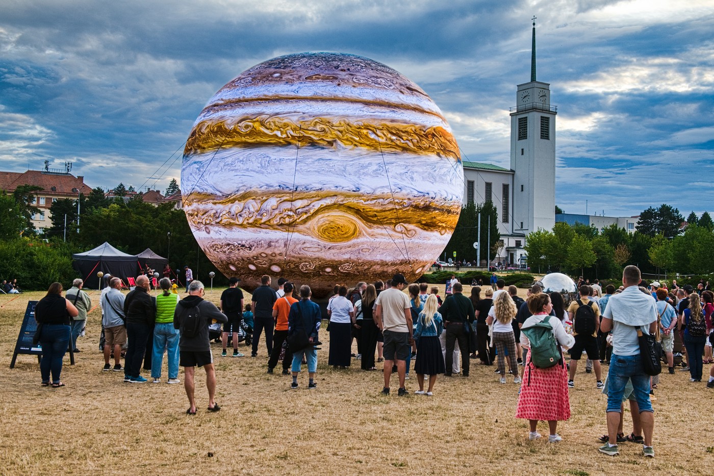 Festival planet v Brně ozdobil Jupiter, dosud největší nafukovací model