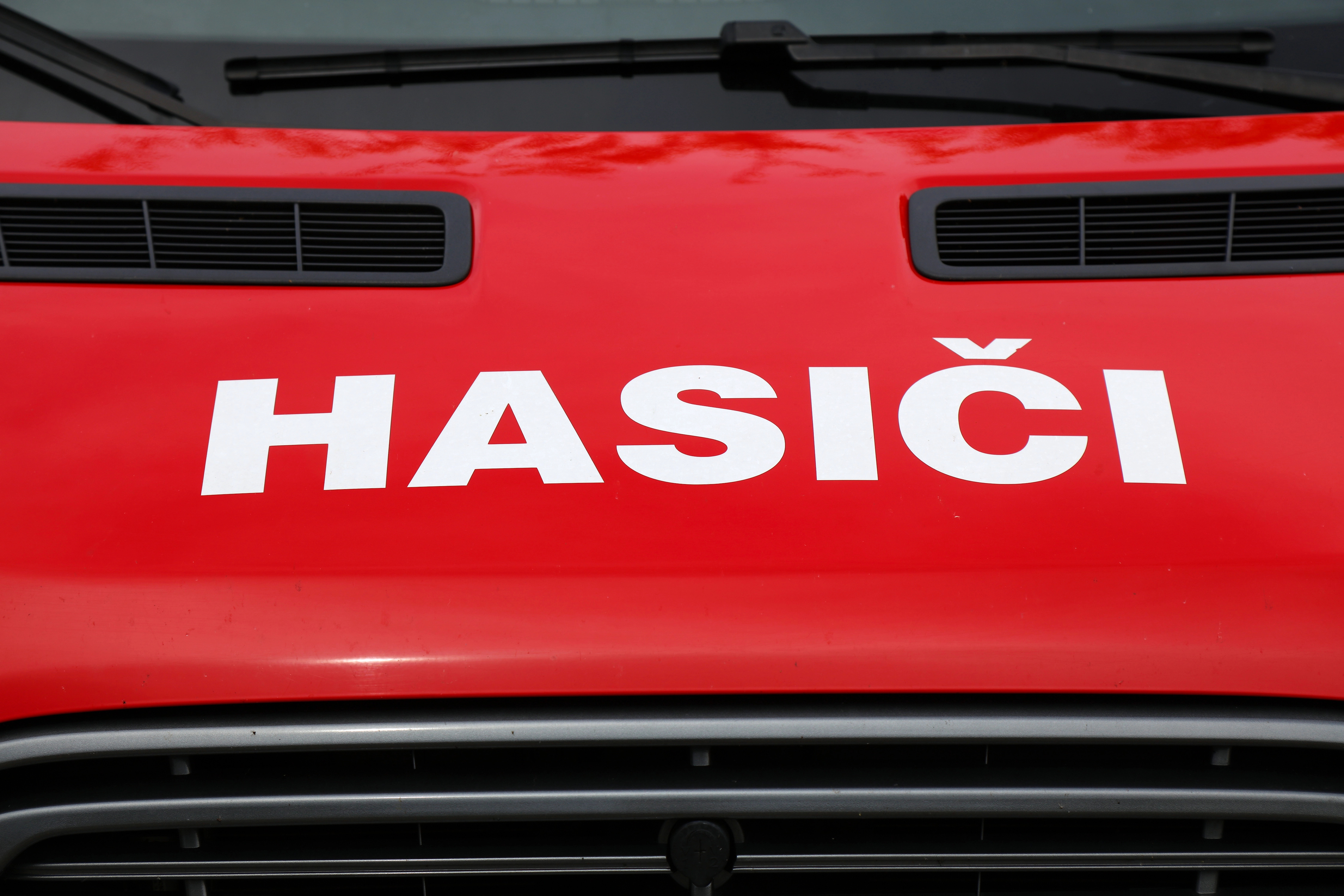 Hasiči čtyři hodiny zachraňovali pět uvízlých jeskyňářů v Moravském krasu