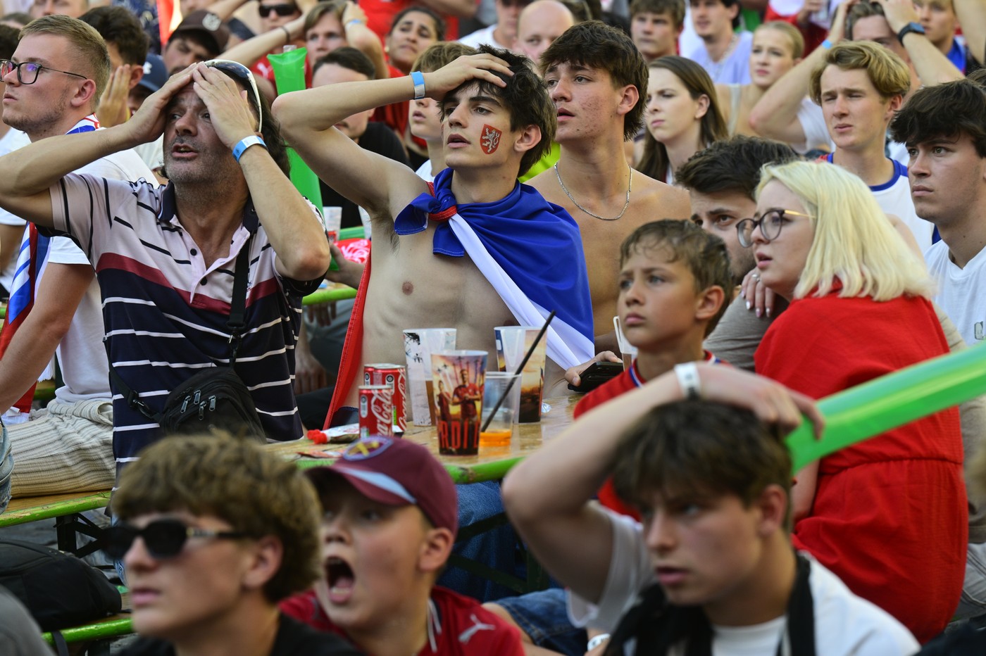 Čeští fotbalisté remizovali s JAR, zklamaní fanoušci v Praze házeli na plátno míčky