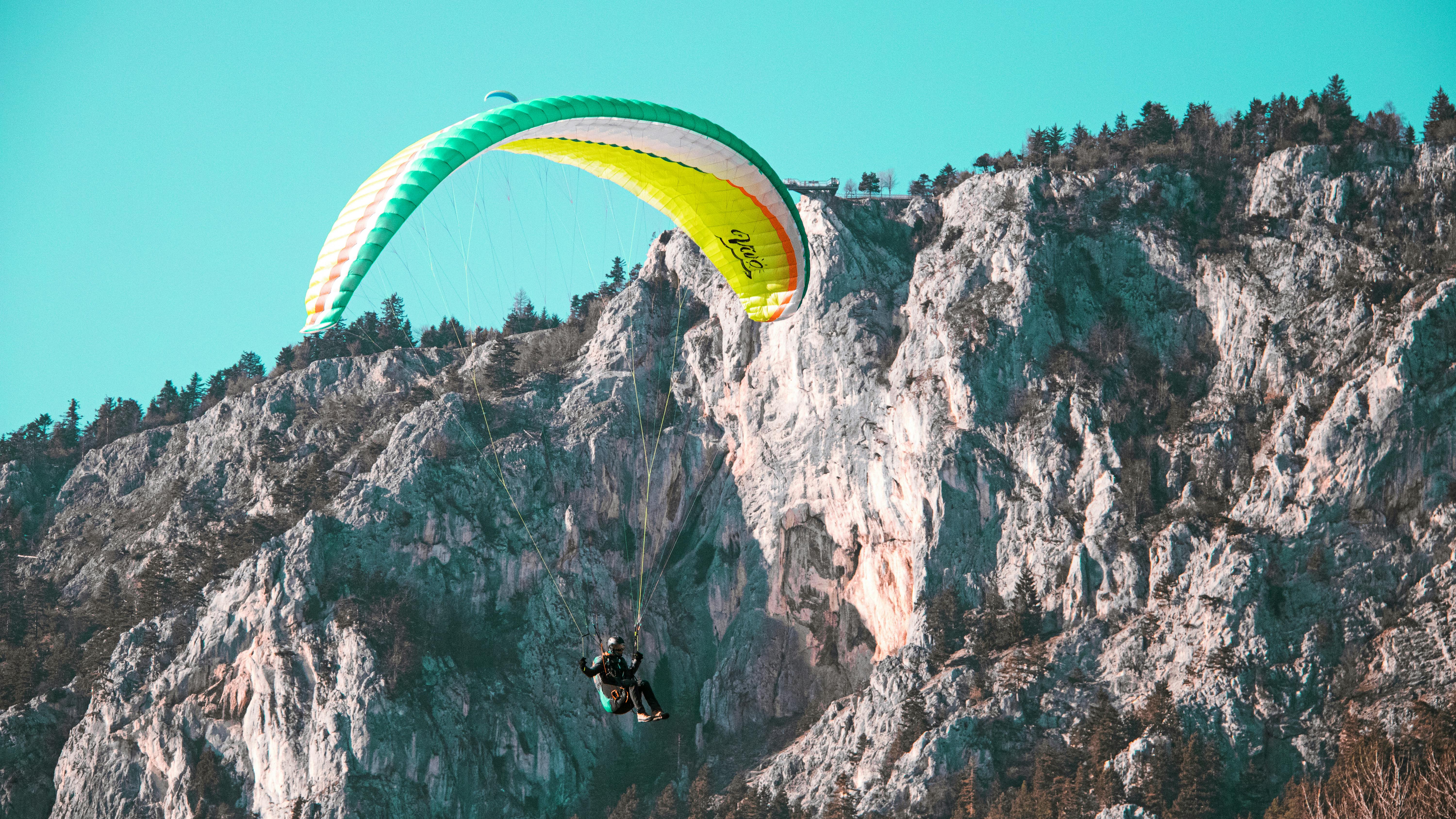 Český paraglidista ve Švýcarsku narazil do skály a zřítil se. Zemřel v nemocnici
