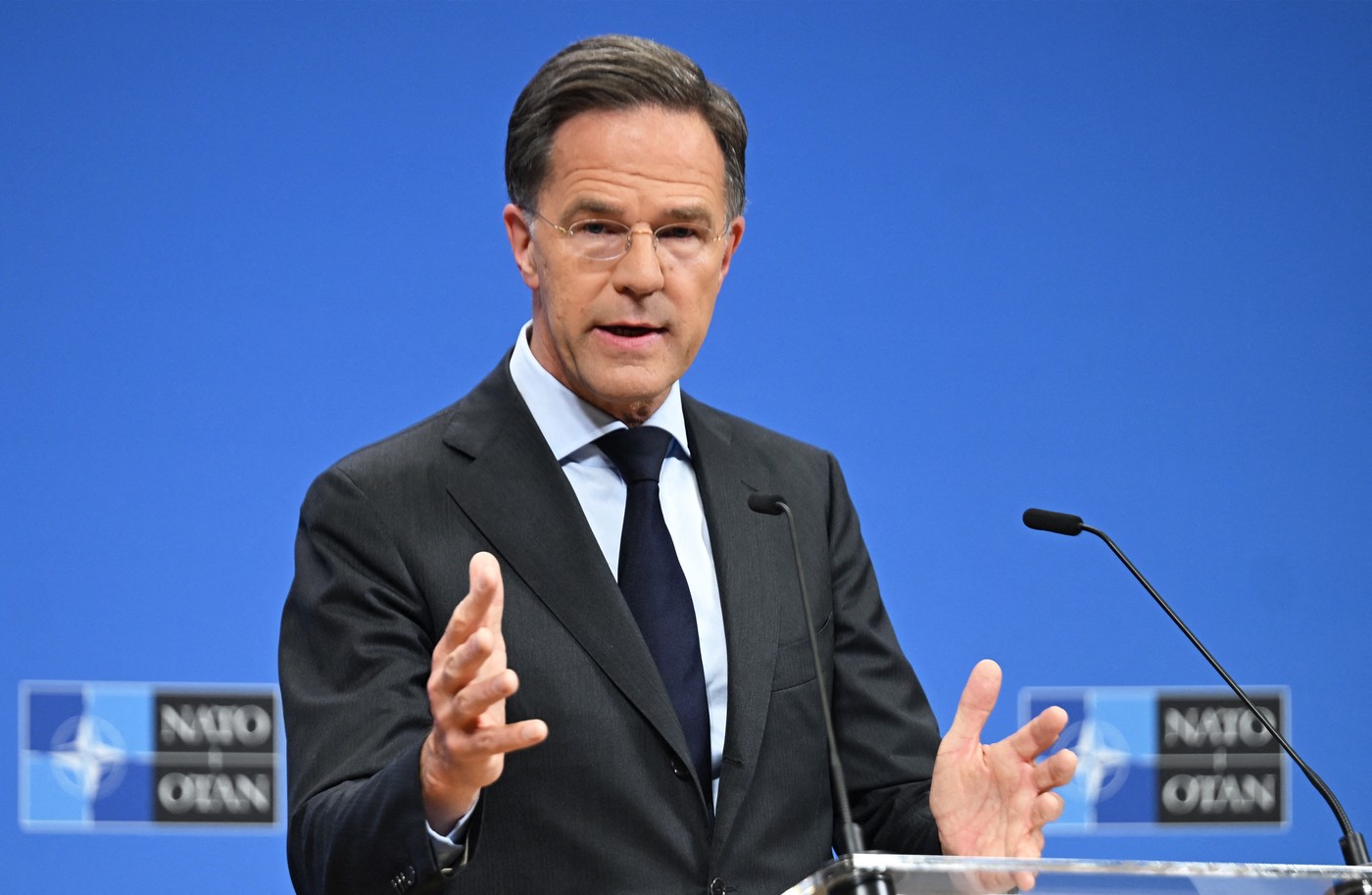 Rutte potvrdil, že Česko loni nesplnilo závazek dávat na obranu dvě procenta HDP 