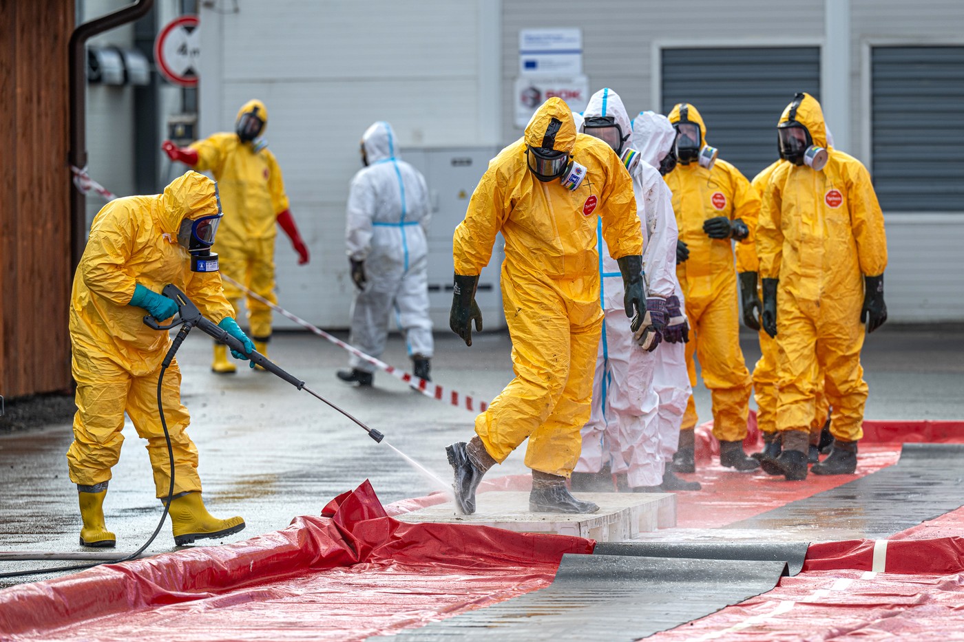 Hasiči v Kosičkách v nakaženém chovu zlikvidovali slepice ze dvou hal z pěti