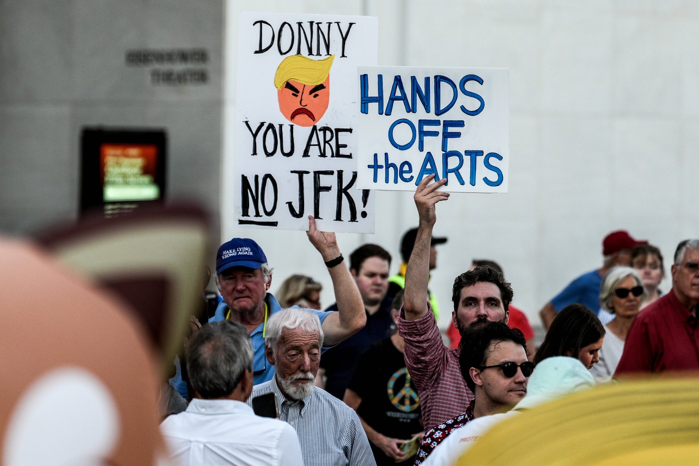 Stovky demonstrantů ve Washingtonu odmítly plán na uzavření Kennedyho centra