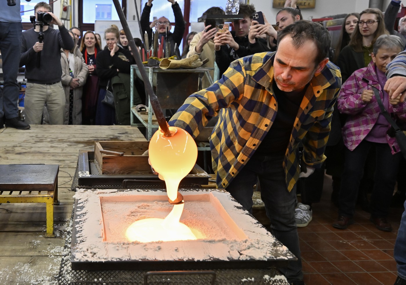 Skláři ve Valašském Meziříčí udělali skleněné odlitky rukou Davida Vávry