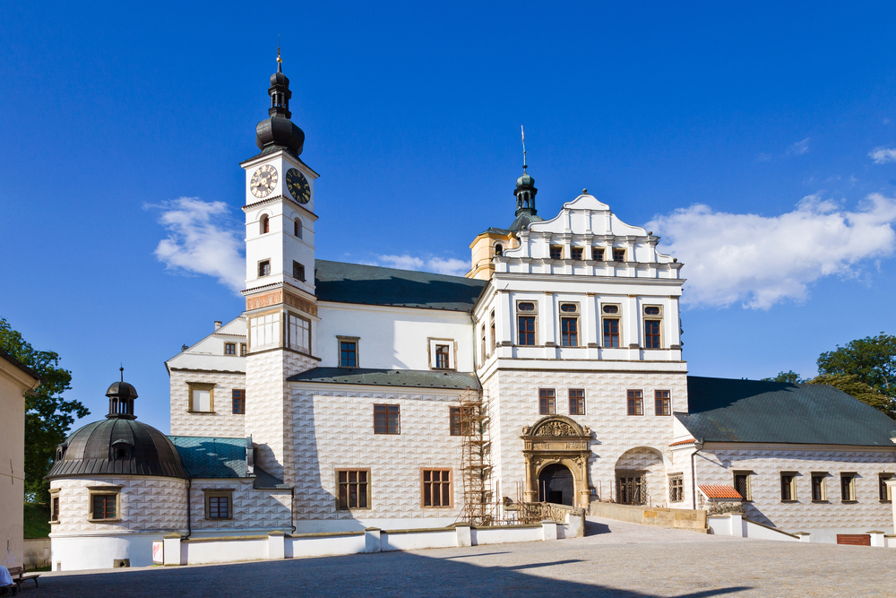 Rytířské zbraně i vyšívání. Pardubický zámek láká děti na interaktivní prohlídky