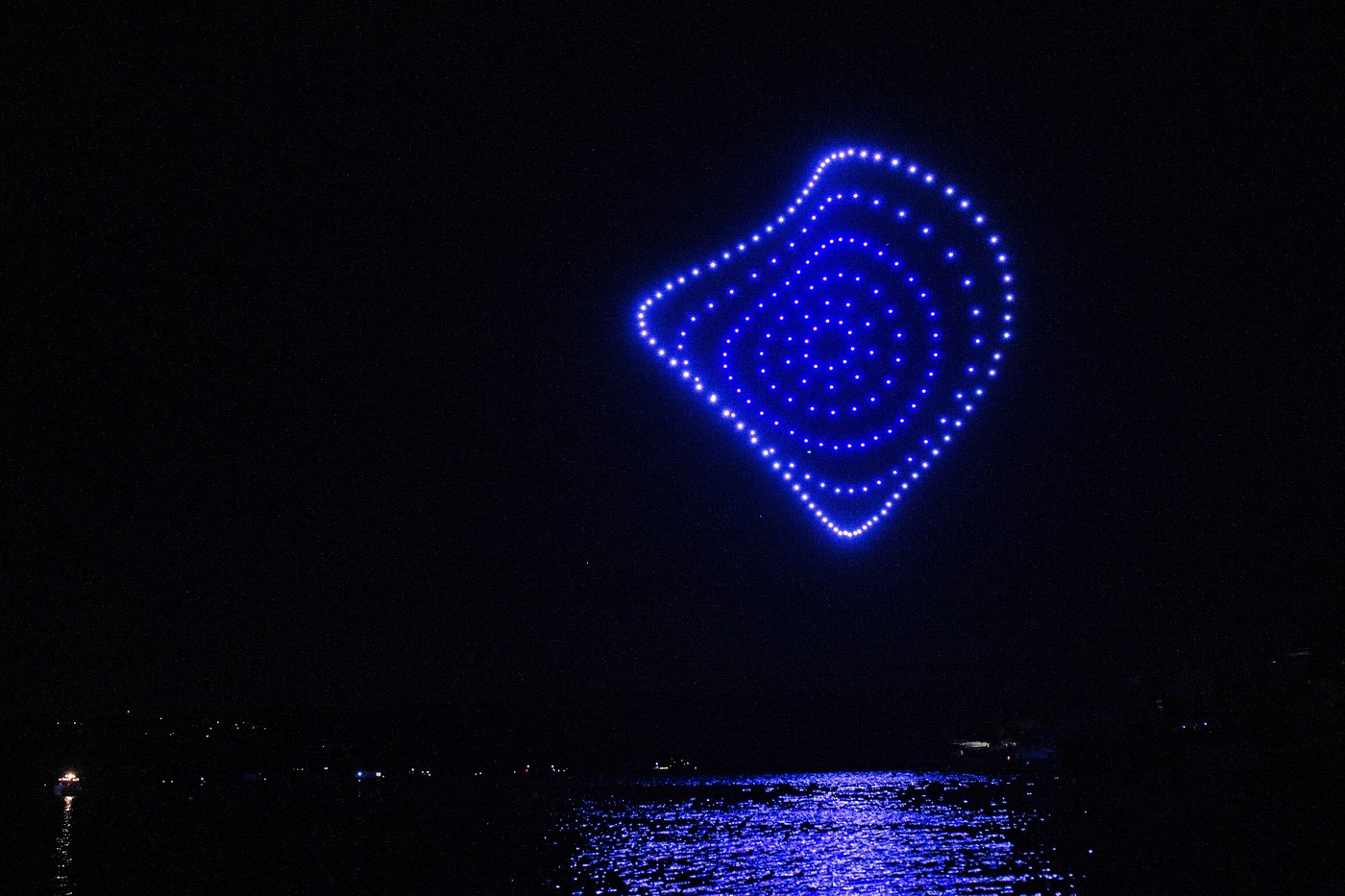 Dronovou show nad hladinou Brněnské přehrady letos obstará letka 500 strojů