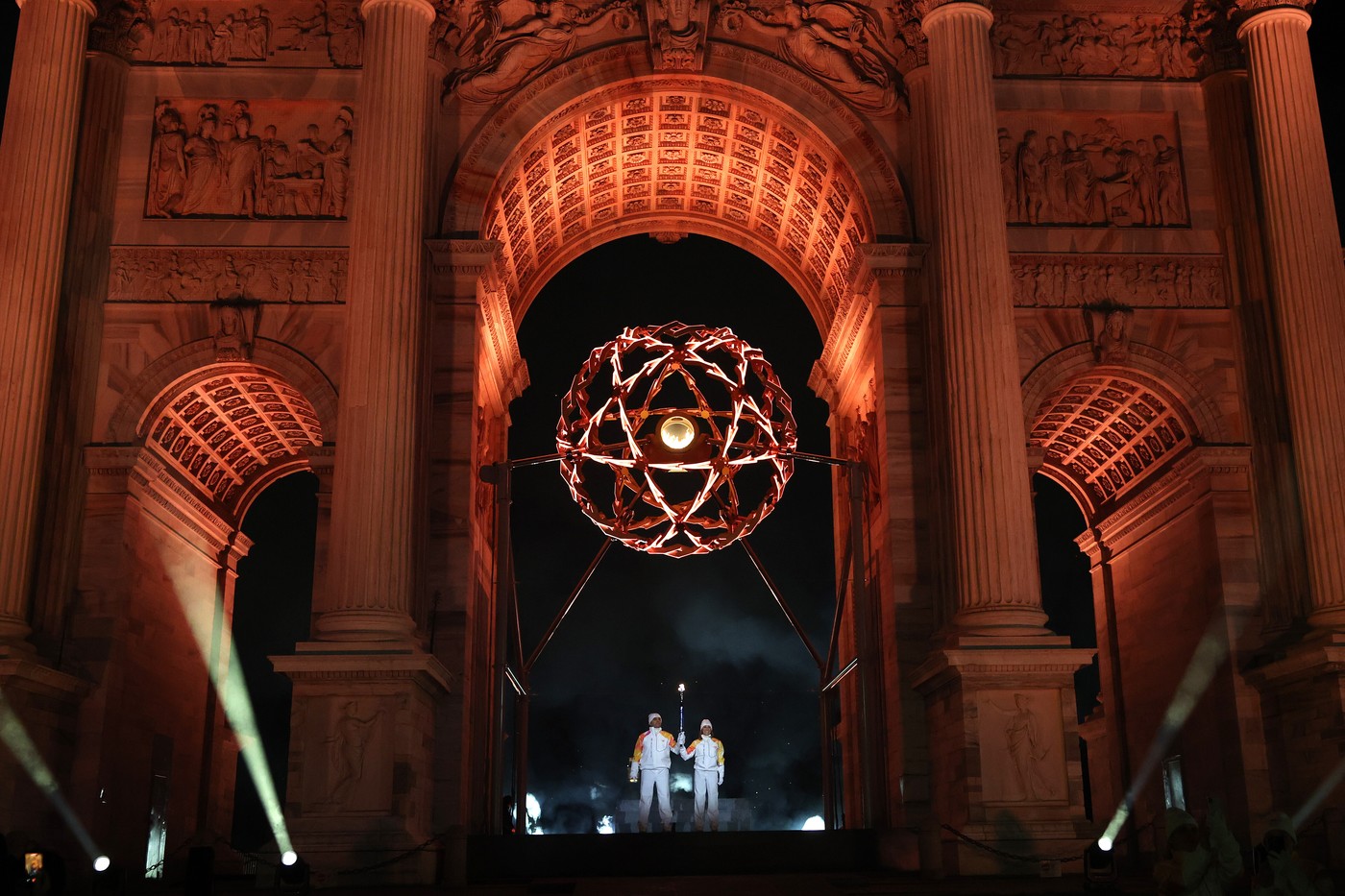 V Miláně začaly olympijské hry, oheň zapálili lyžaři Tomba a Compagnoniová