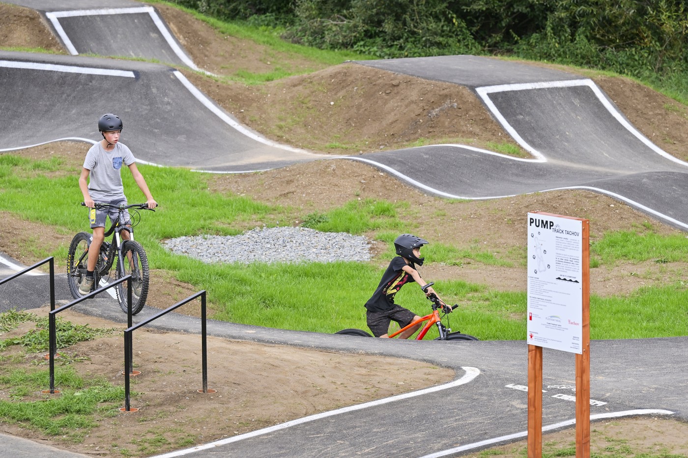 Ráj pro cyklisty i bruslaře: Pod tachovskou sjezdovkou vznikla moderní asfaltová dráha