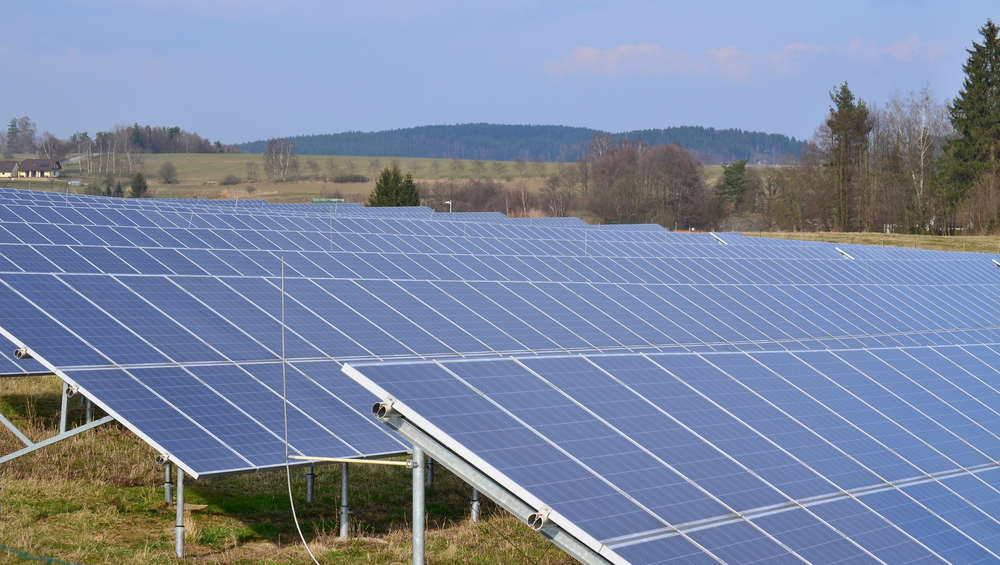 Obyvatelé Slaného uspěli u soudu. Solární park na orné půdě nemá platné povolení