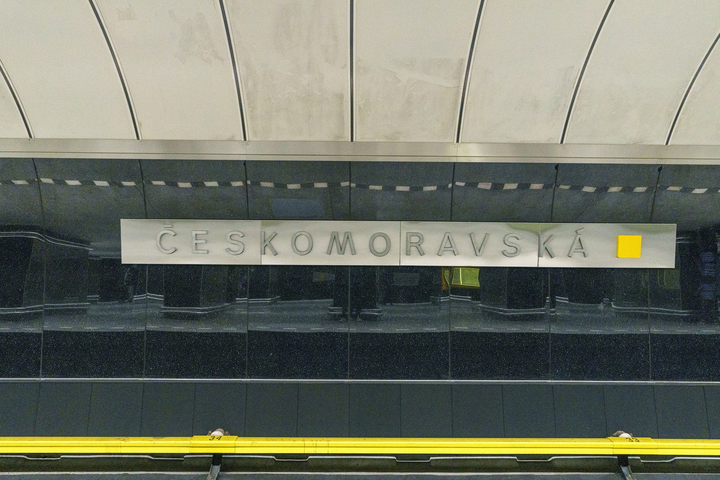 Metro B mezi Českomoravskou a Černým Mostem je uzavřeno kvůli požáru střelnice