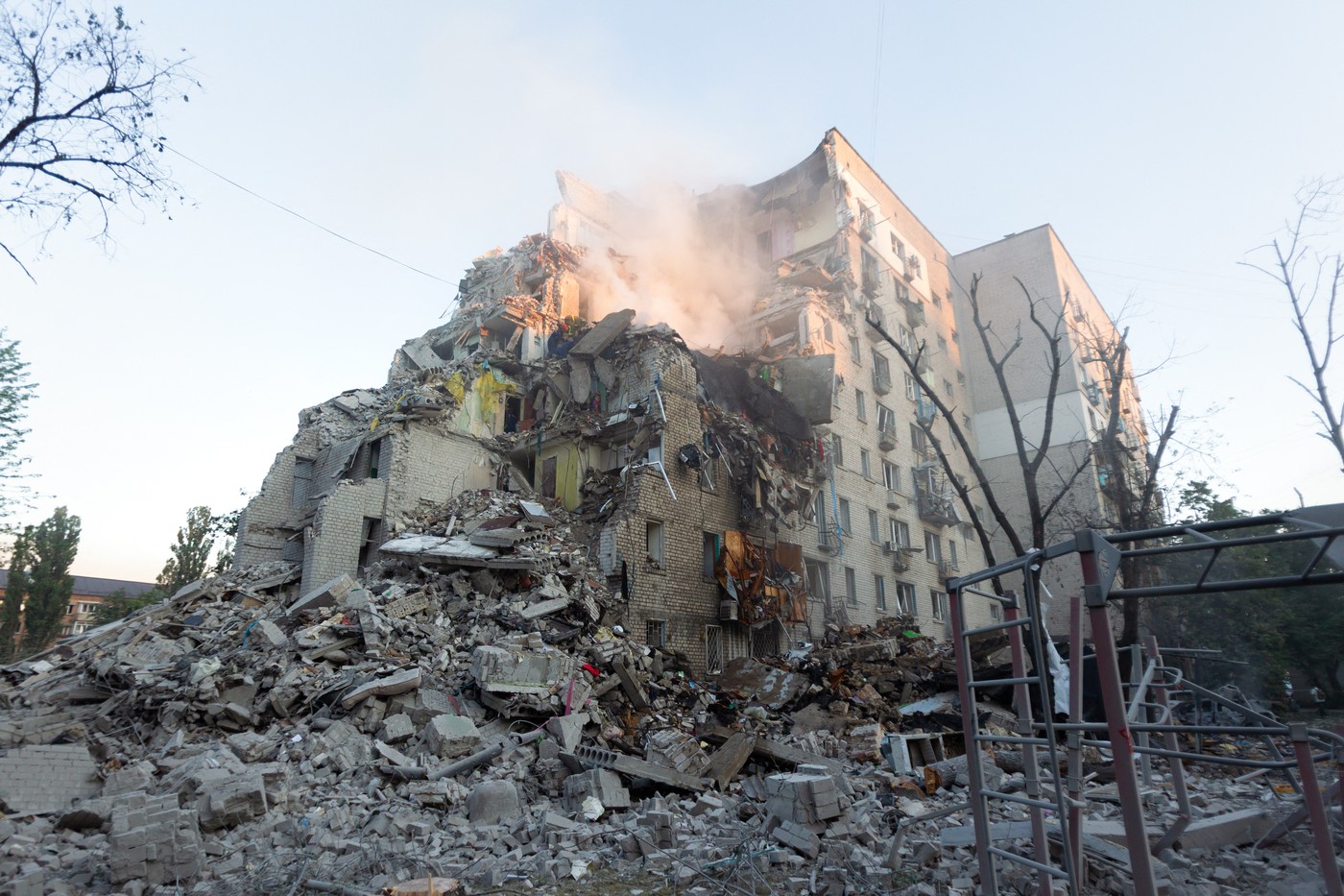 Počet obětí ruského útoku na Kyjev vzrostl na 25 a dále může růst, uvedl činitel