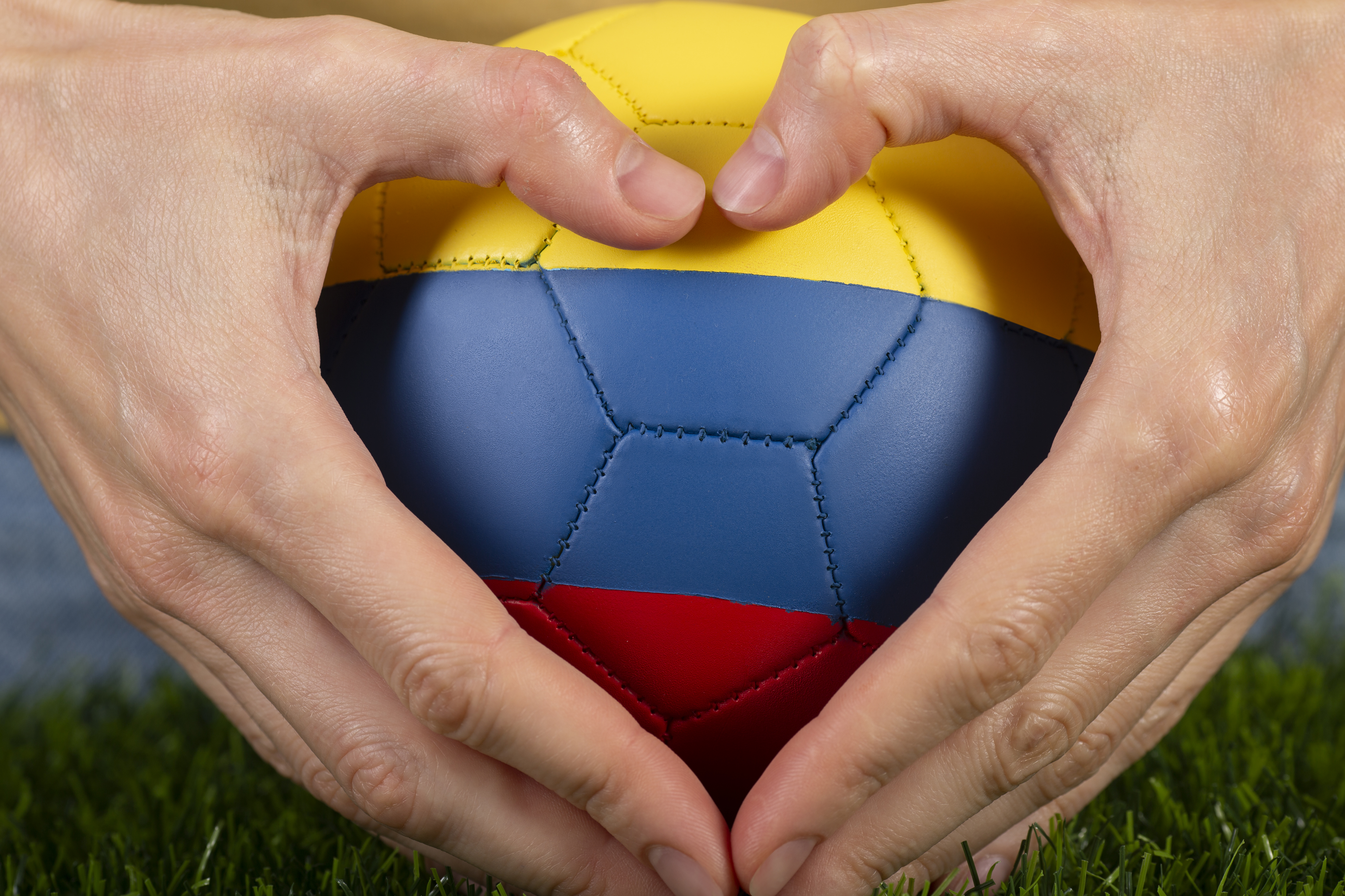 Bizarní potyčka v poločase. Fyzioterapeut Slávie nakopl útočníka Sparty