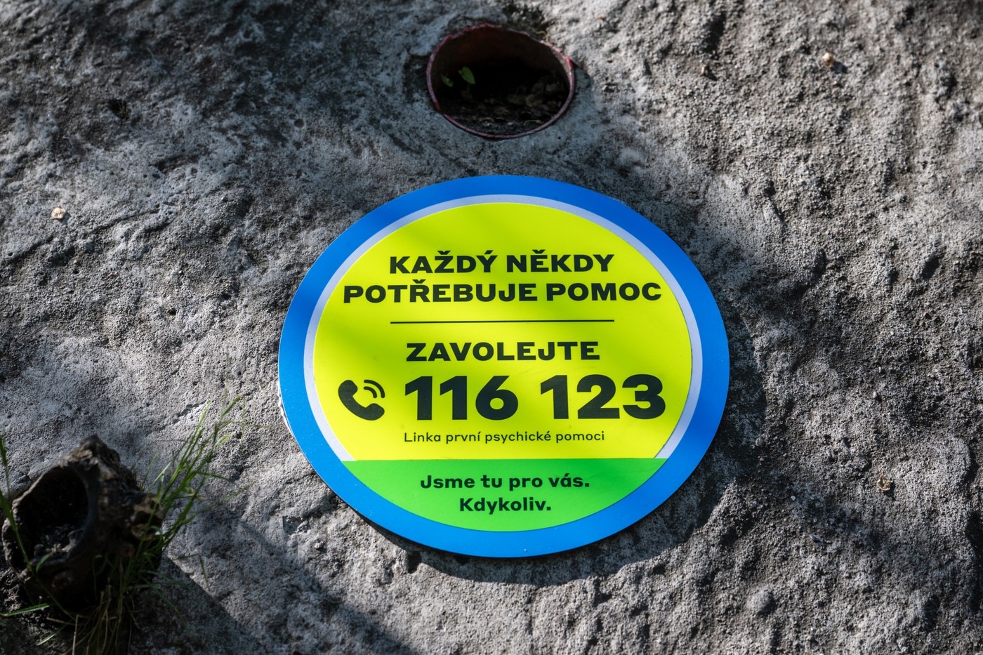 Správa železnic instaluje u tratí cedule s kontaktem na krizovou pomoc