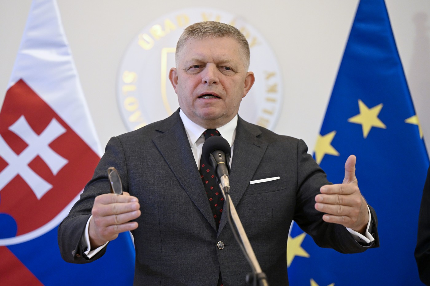 Fico reaguje na drahá paliva: Slovensko omezí marže a zlevní vlaky o polovinu