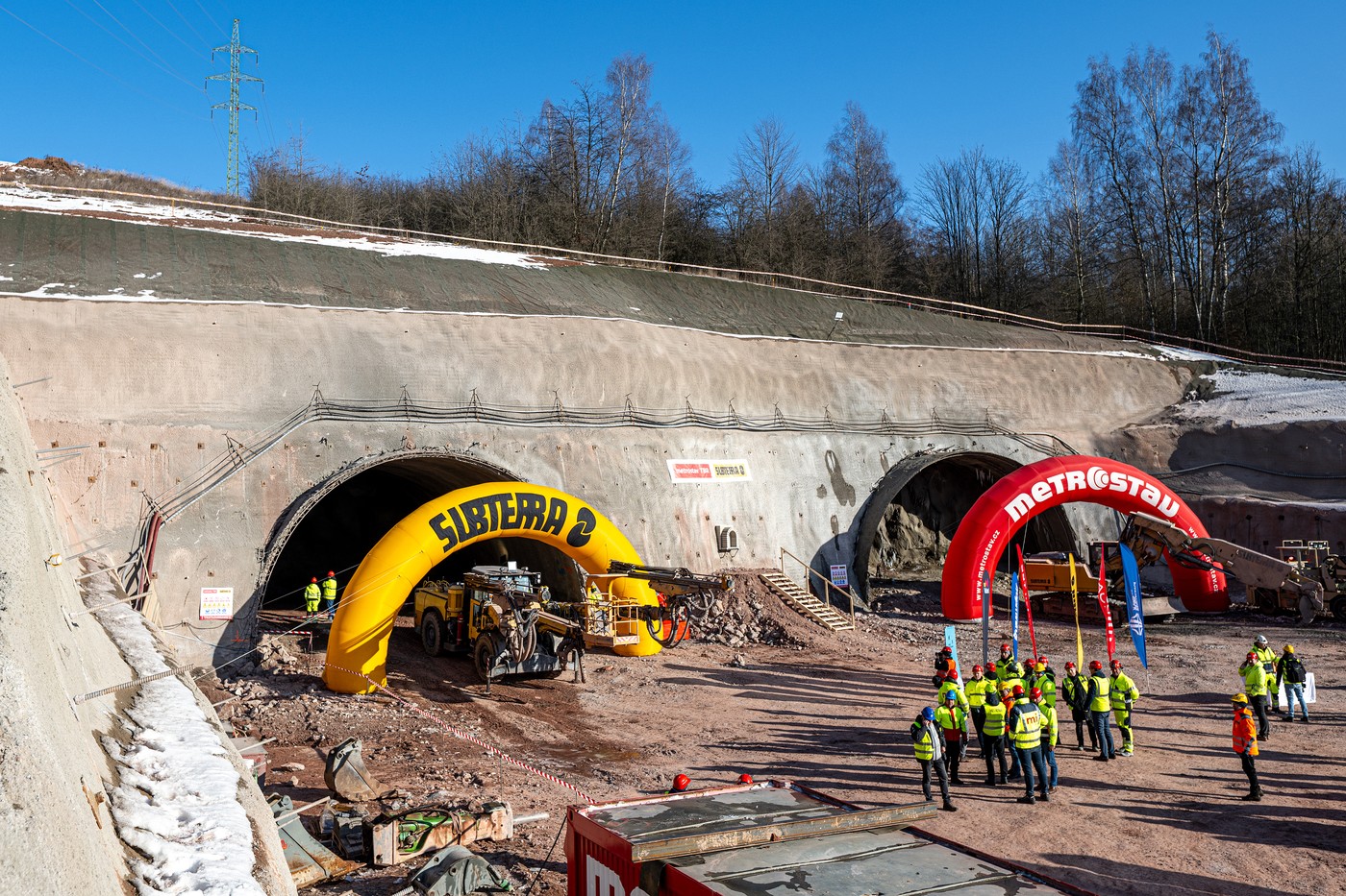 Začala ražba tunelu Opevnění pro dálnici D11. ŘSD dál řeší radioaktivní popílek