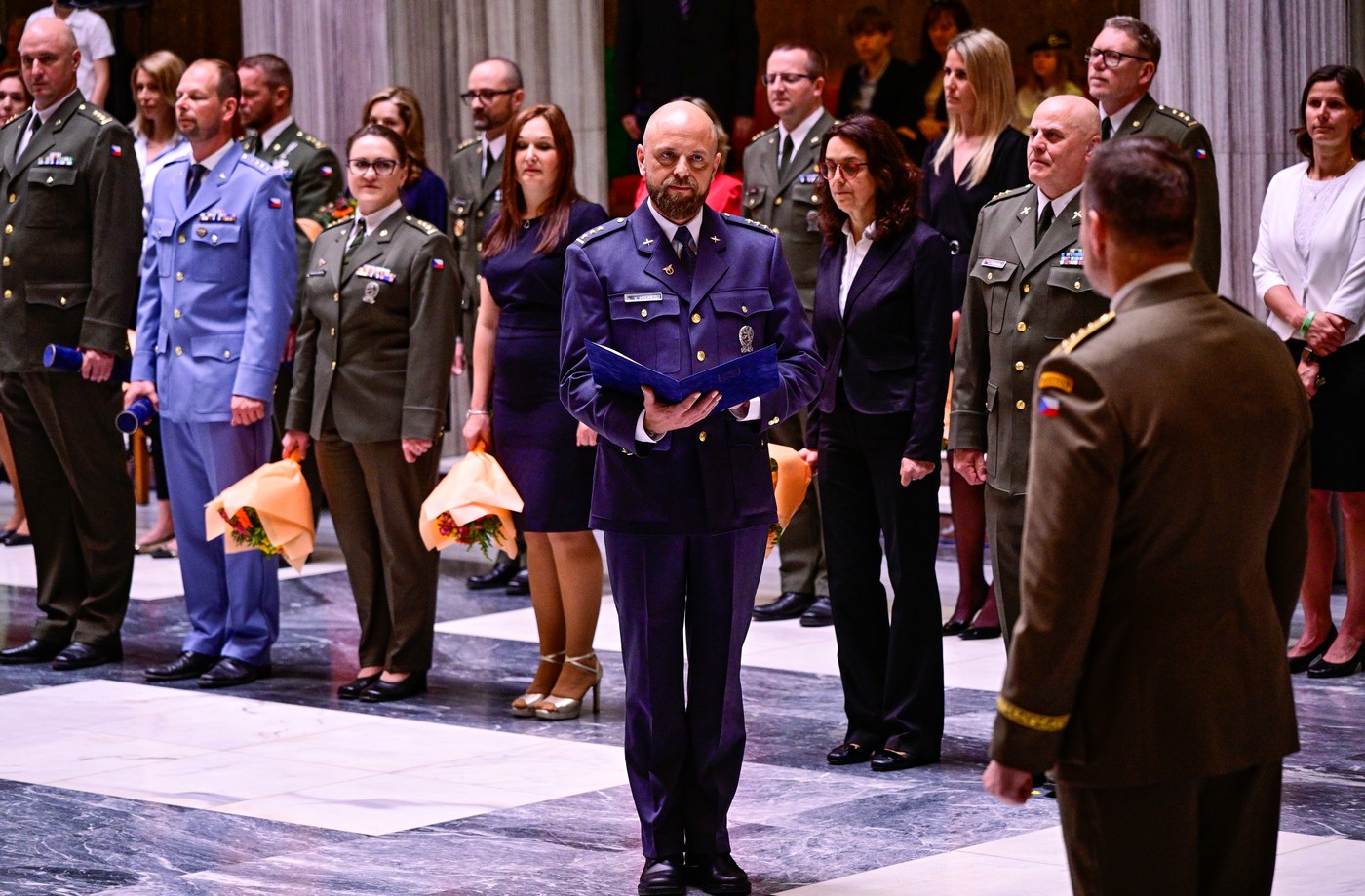 Česká armáda povýšila 20 plukovníků, ocenila i hrdinu ze železniční nehody