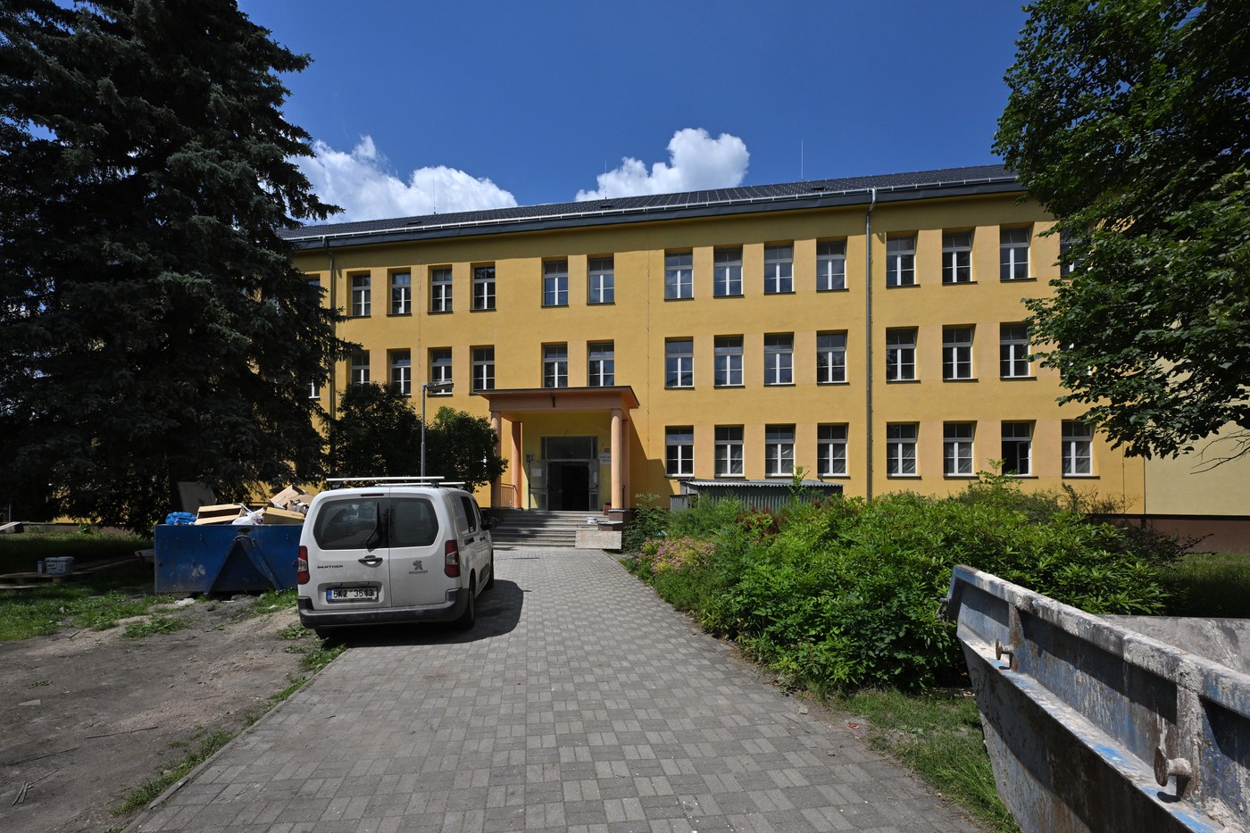 Modernizace za desítky milionů: Nejdek finišuje s opravami školy na náměstí Karla IV.