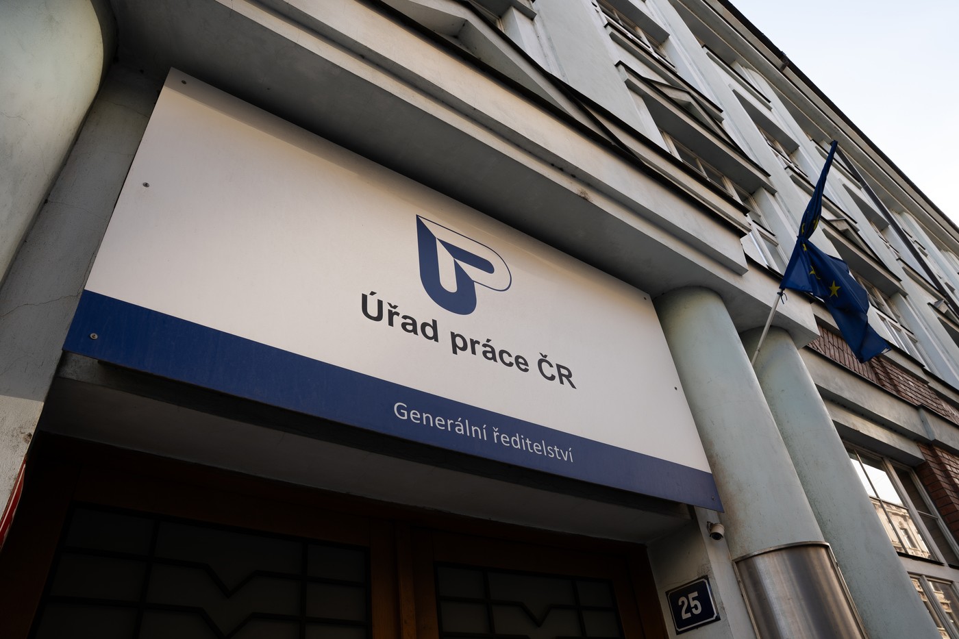 Nezaměstnanost v březnu klesla na pět procent, podle analytiků kvůli sezonním pracím