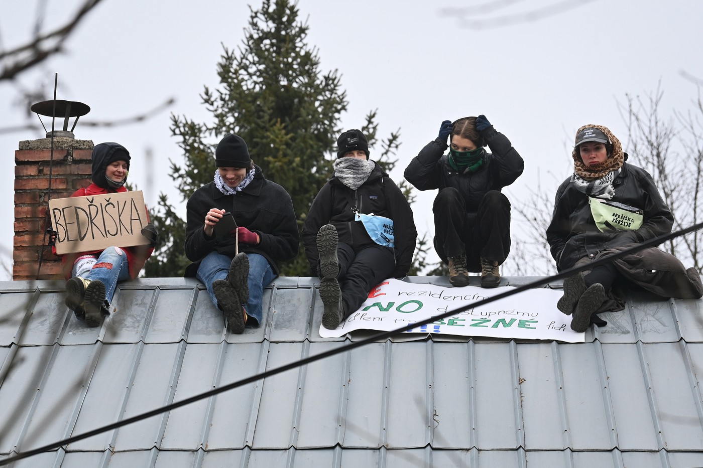 Příznivci Bedřišky protestovali na střeše domu určeného k demolici