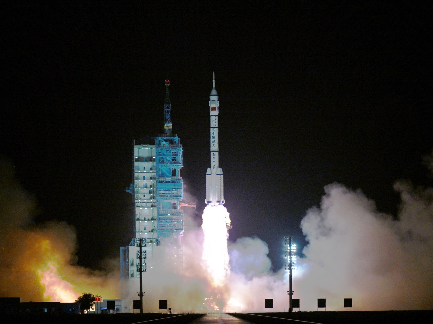 Čína vyslala na vesmírnou stanici tři astronauty, jeden tam má strávit rok