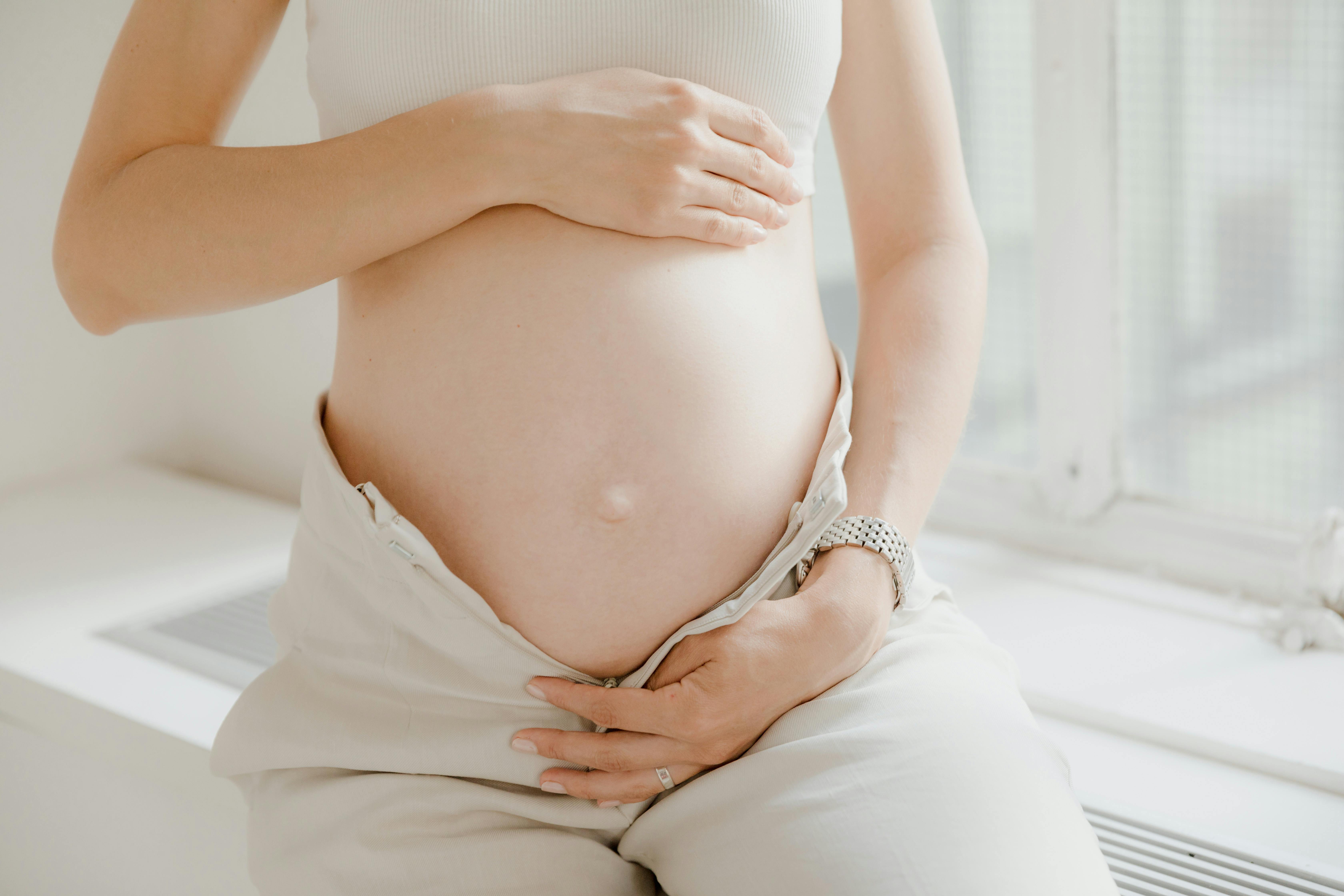 Těhotné ženy mají nově dostávat pevnou částku 15 tisíc korun měsíčně