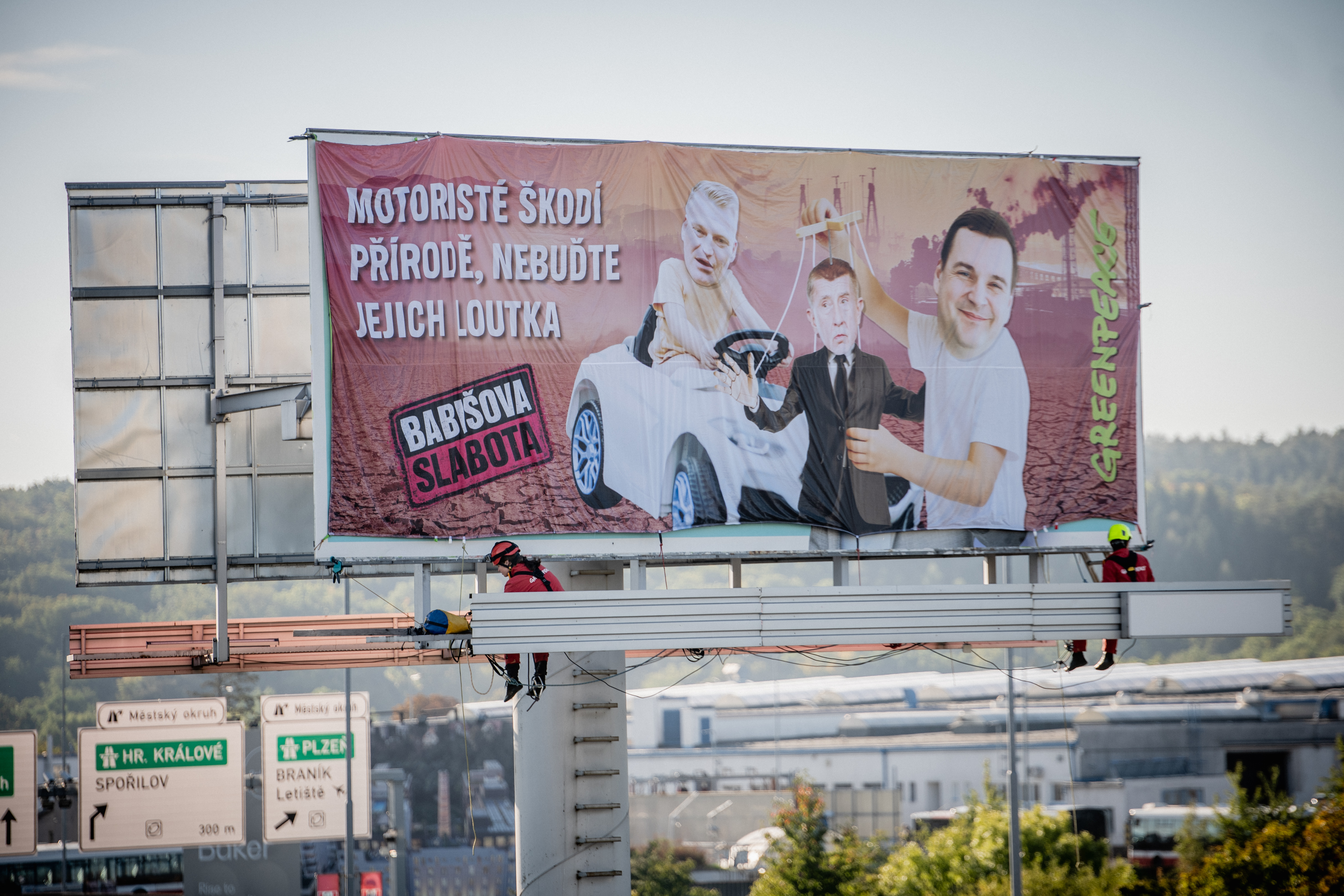 Greenpeace tlačí na Babiše kvůli Motoristům. Překrylo billboard jeho kandidáta