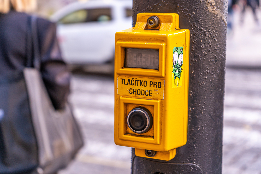 Boj o Strossmayerovo náměstí: bezpečnost nevidomých versus pěší zóna