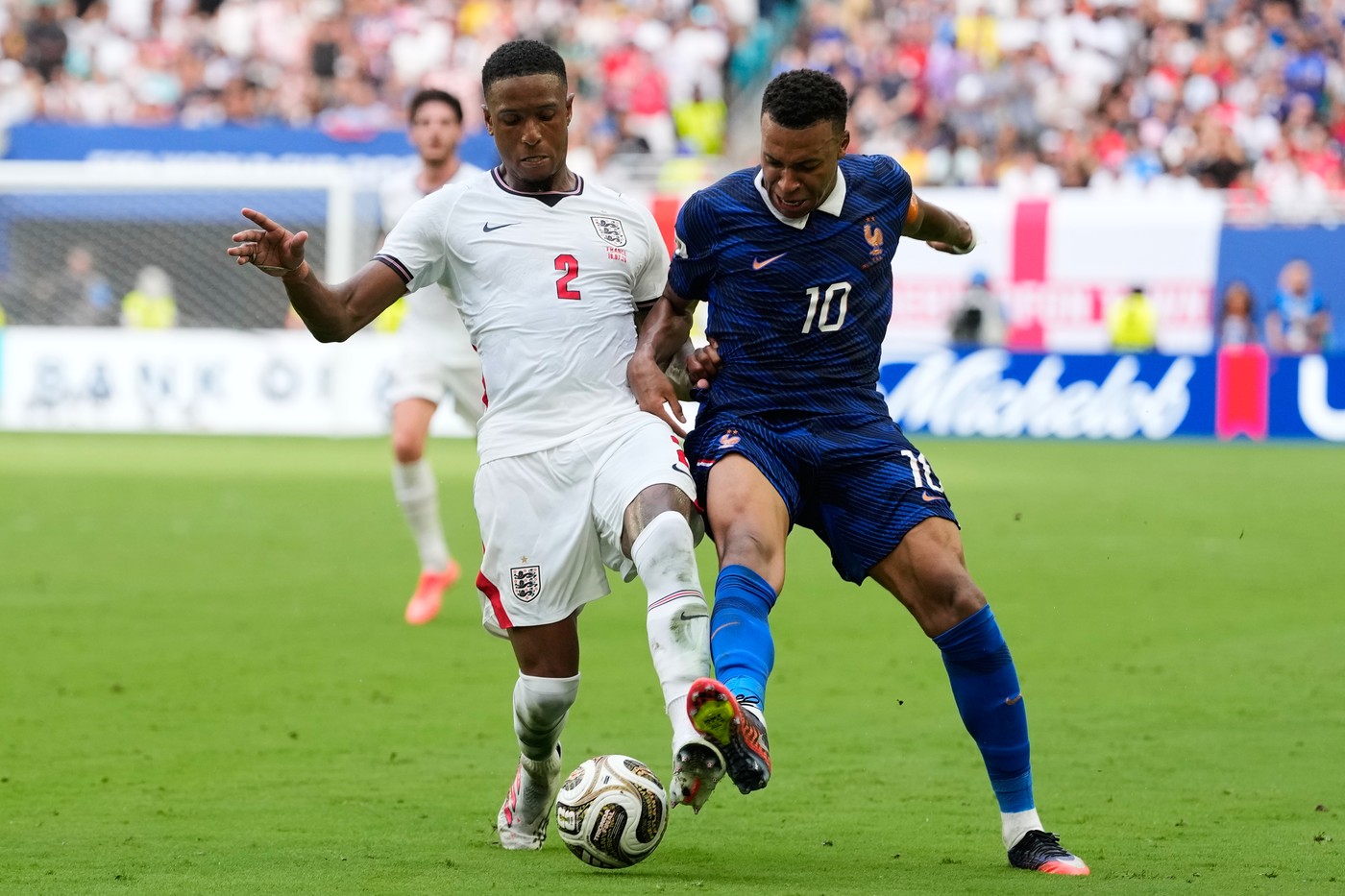 Saka zářil hattrickem, Mbappé historickým rekordem: Bronzová bitva přinesla 10 branek