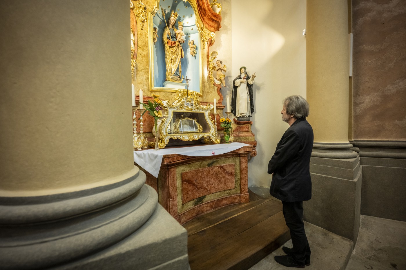 Za bílého dne ukradl z kostela lebku patronky českých rodin