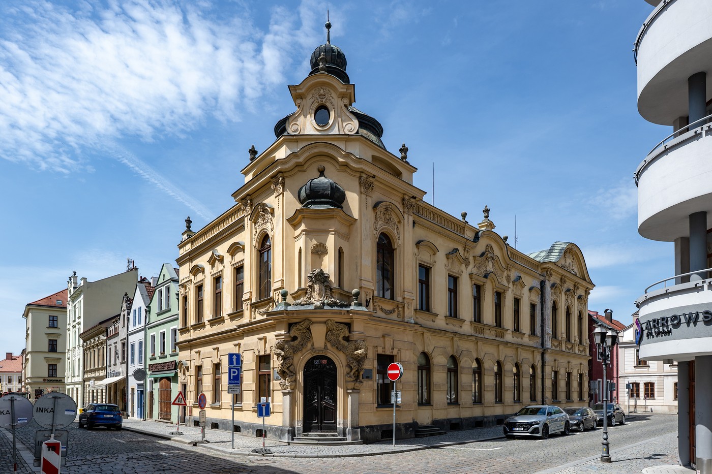 Město H.Králové by mohlo nabídnout k prodeji Cejpův palác i bývalou knihovnu