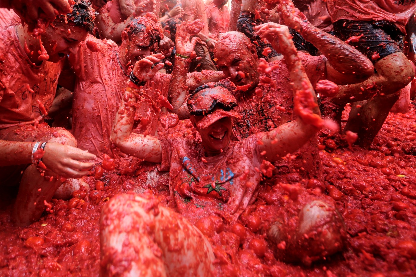 Na bitvu Tomatina ve španělském Buňolu se letos spotřebovalo 150 tun rajčat