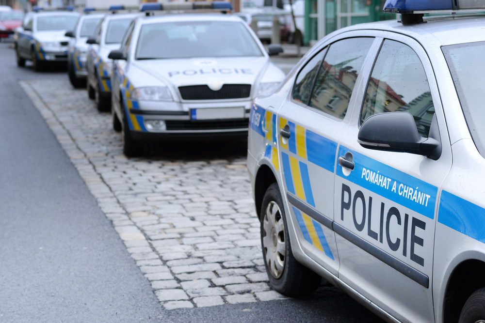 Hromadná výhrůžka bombou: Policie prověřuje zhruba 400 budov po celé ČR