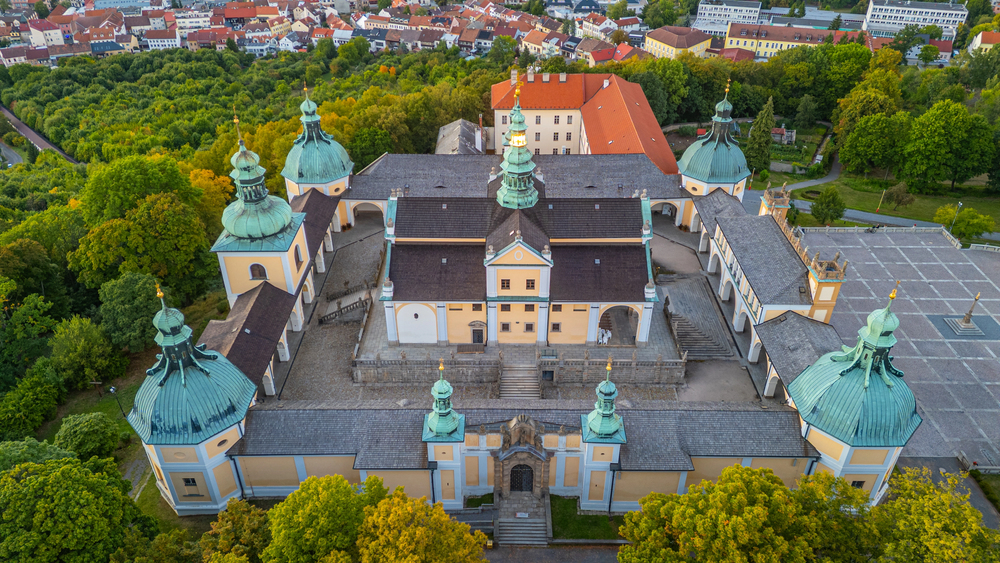 Svatá Hora za půlku, historická auta a šifry v ulicích: Příbram zve na start sezony