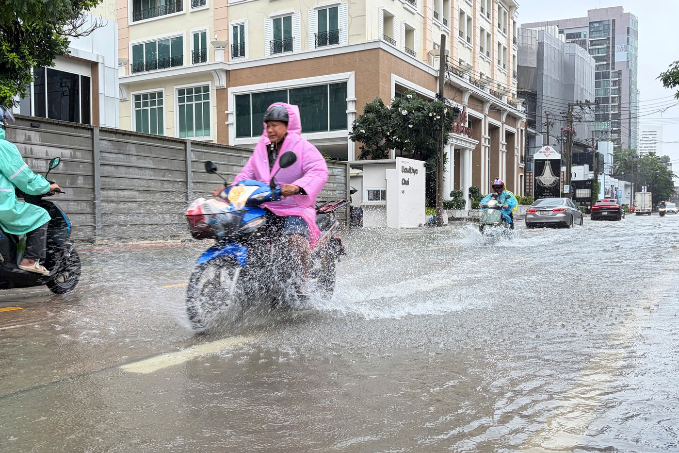 Bangkok vyhlásil stav ohrožení. Ulice zaplavily přívalové deště, voda sahá lidem po stehna