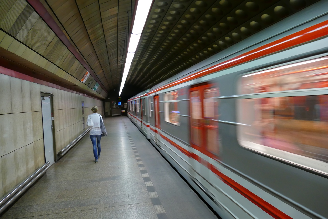 Muž v Praze skočil pod metro. Ale přežil bez zranění