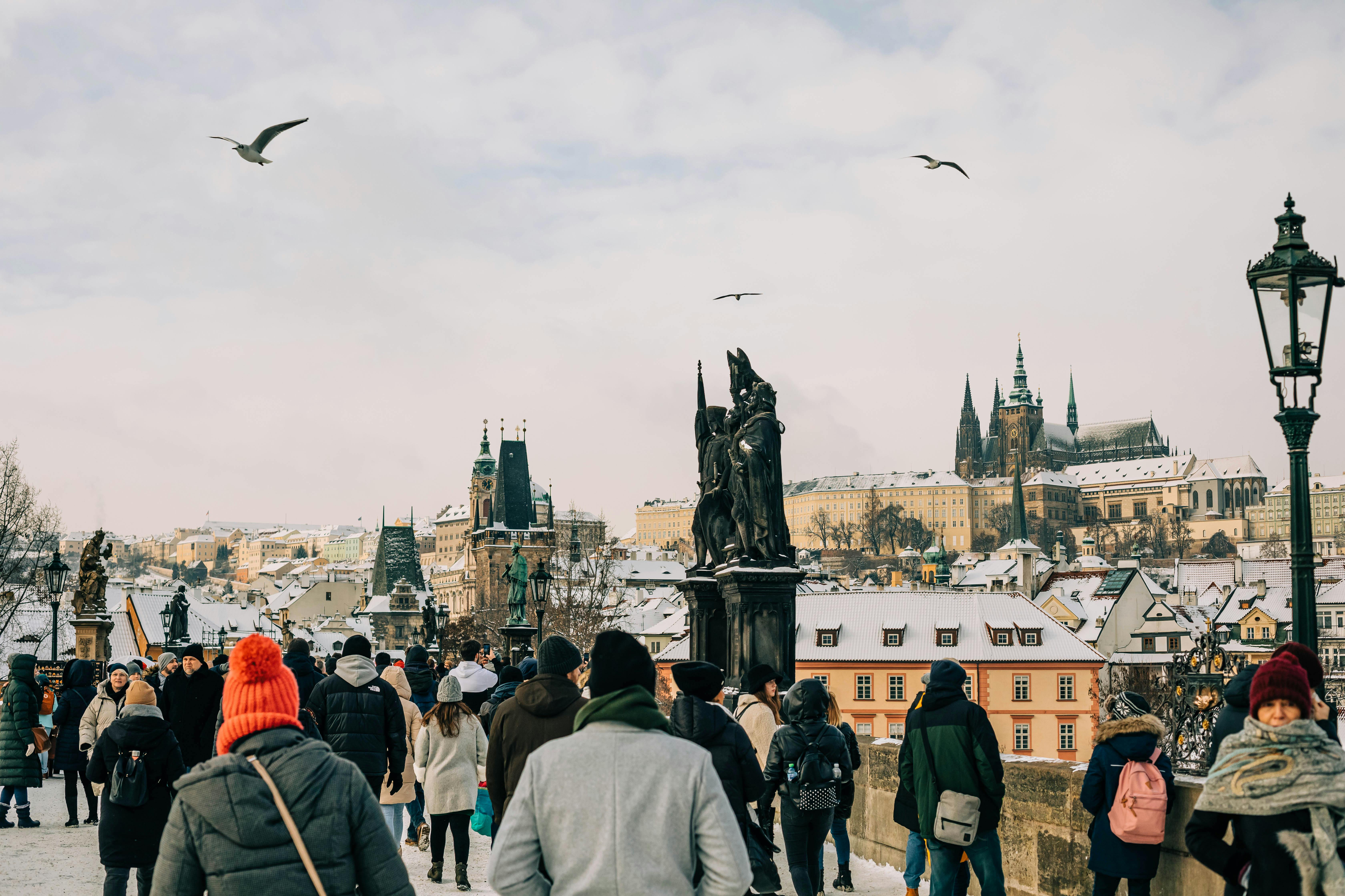 Zdánlivá čísla. Turistů v Česku přibývá, ale tržeb nikoli. A Češi volí levněji