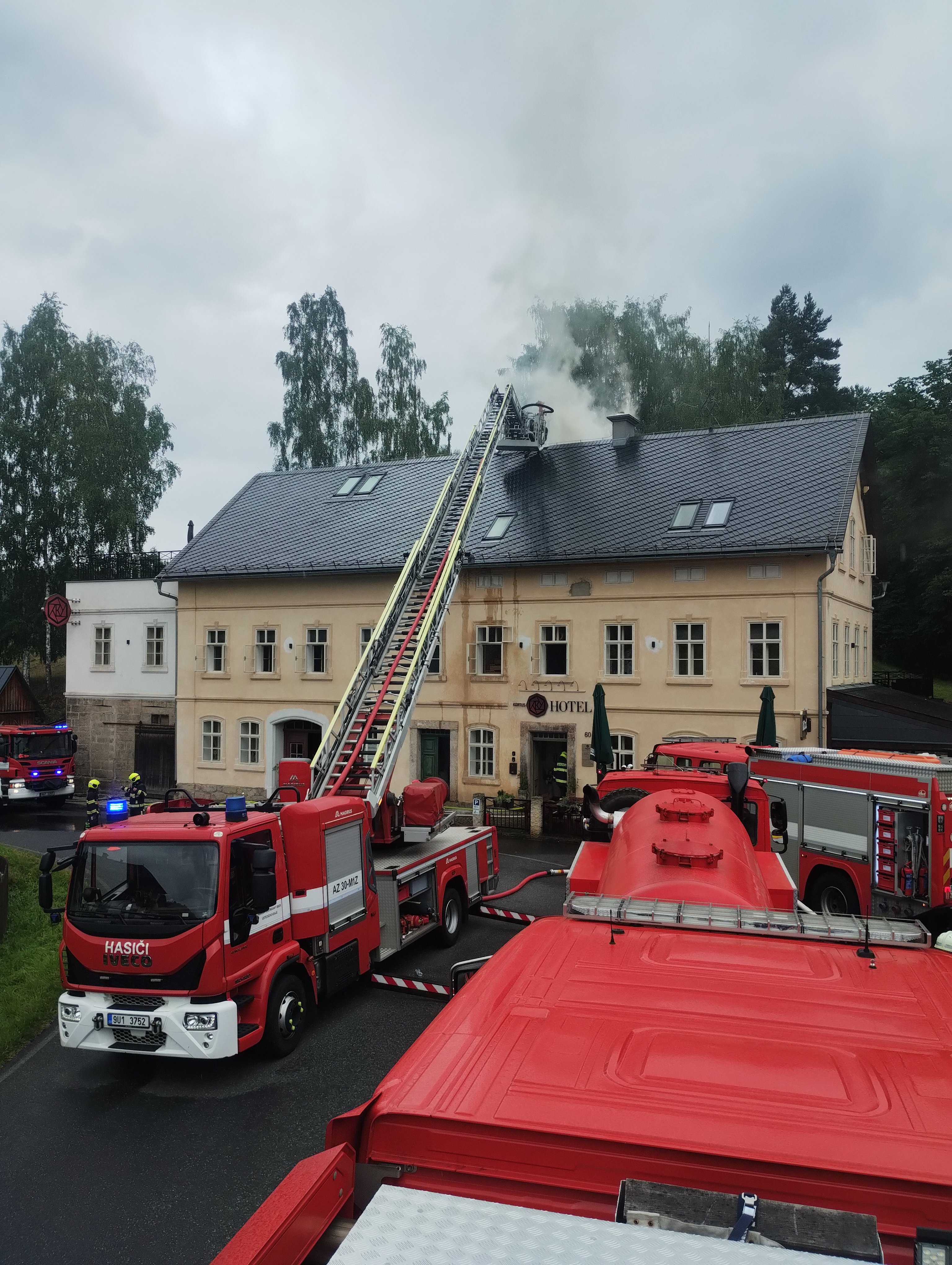 Po požáru hotelu ve Vysoké Lípě jsou škody za 15 mil.Kč, evakuovali osm lidí