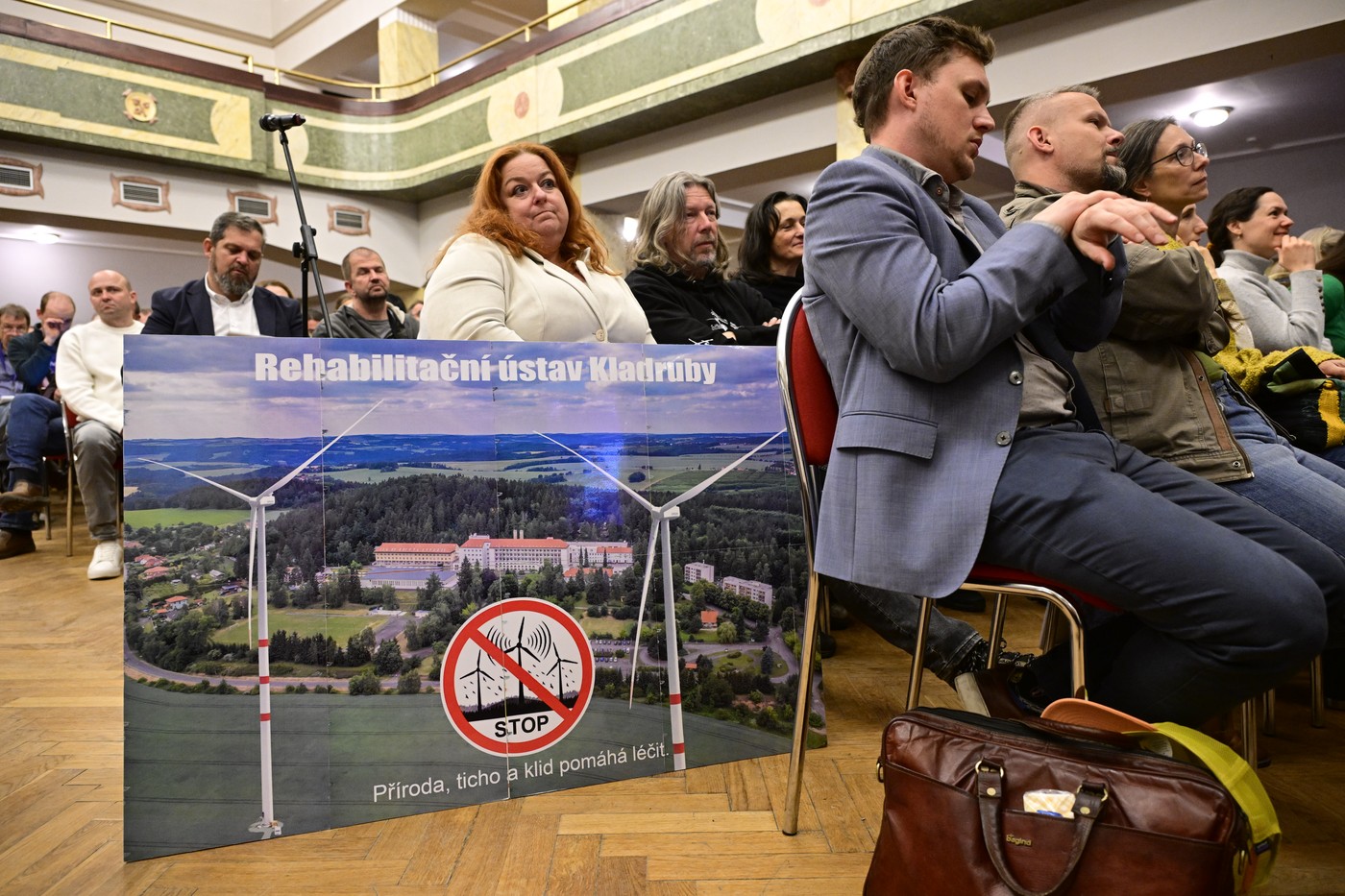 „Braňte svou obec“: odpůrci obnovitelných zdrojů zaplnili sál na pražských Vinohradech