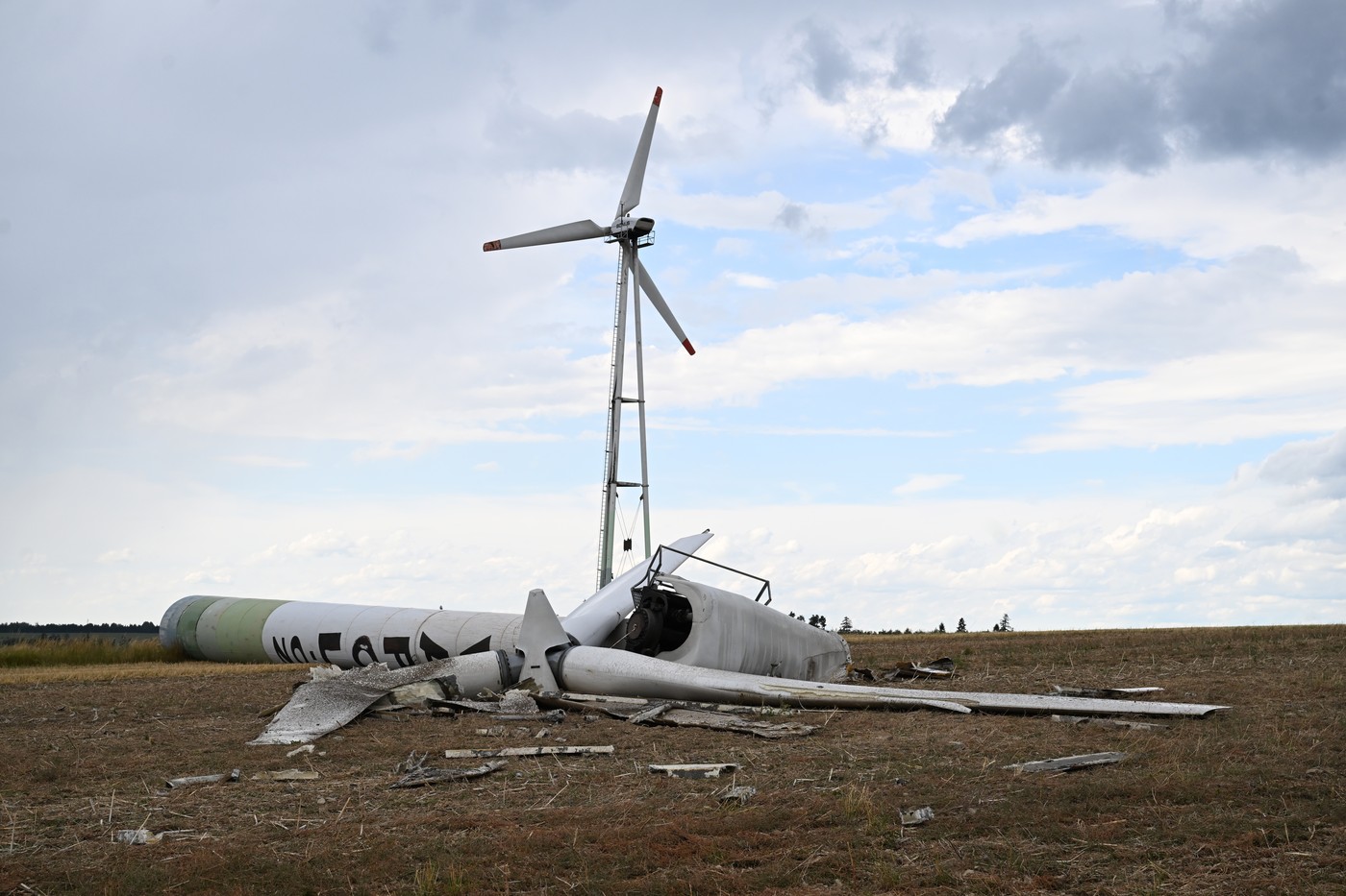 U Potštátu spadla 30 metrů vysoká větrná elektrárna, nikdo nebyl zraněn