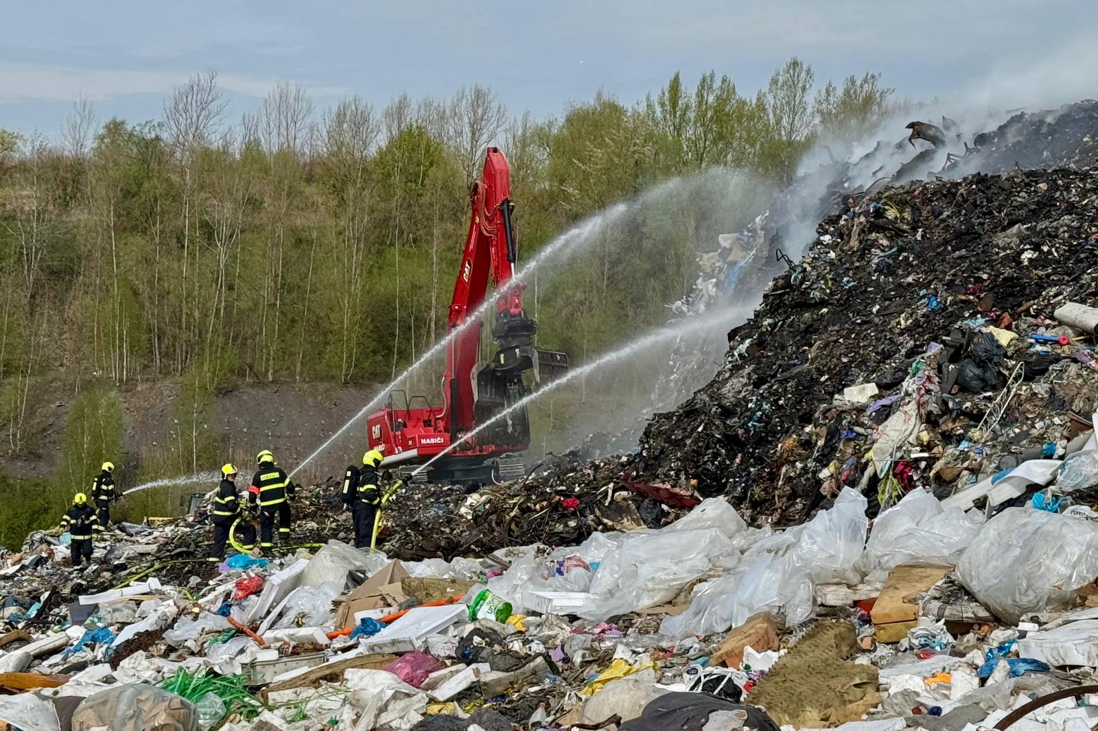 Hasiči od noci zasahují u požáru skládky v Bohumíně, lidé by neměli větrat
