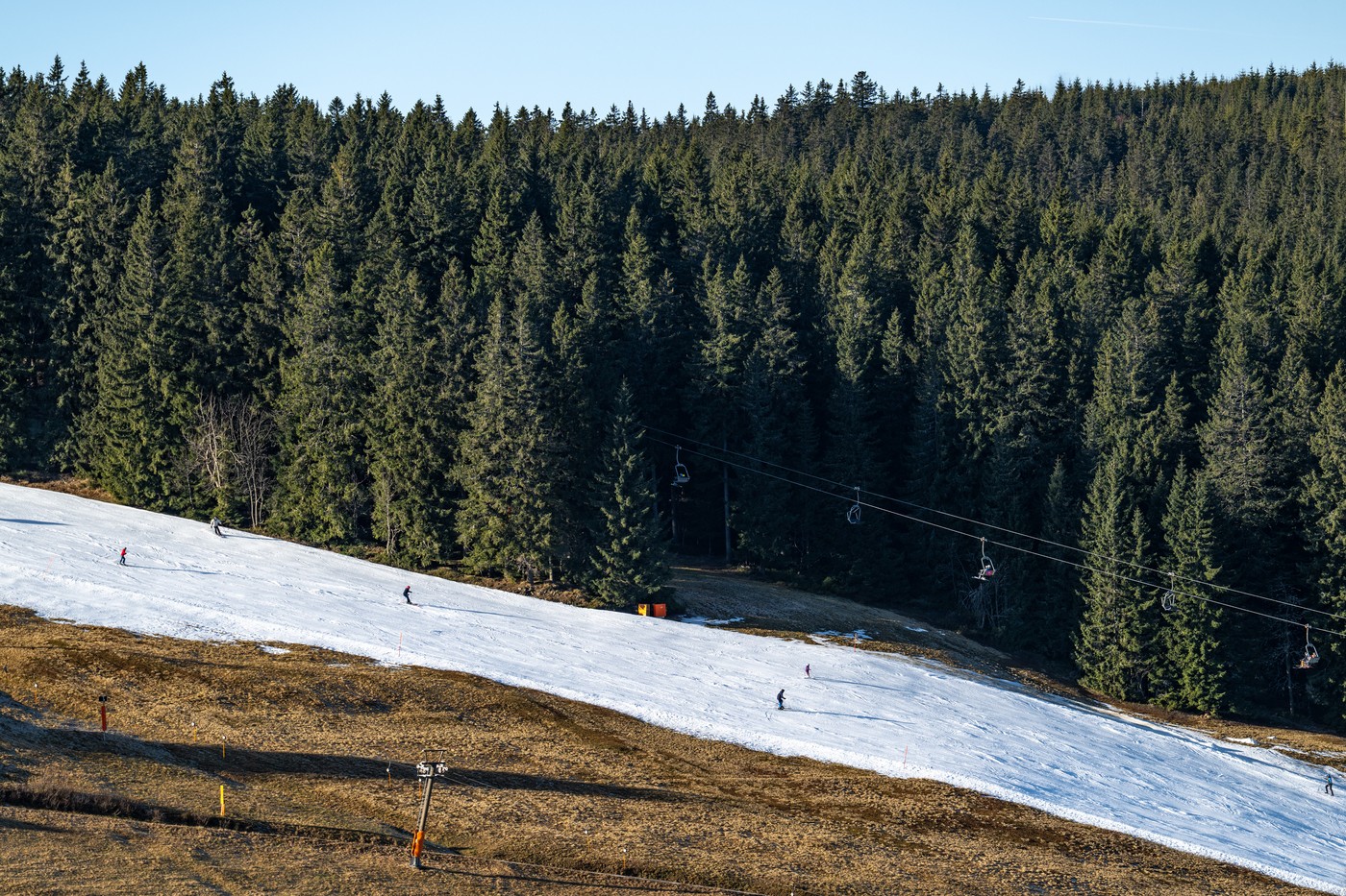 Skiareály v ČR čekají na ochlazení, aby mohly zasněžovat, přírodní sníh chybí